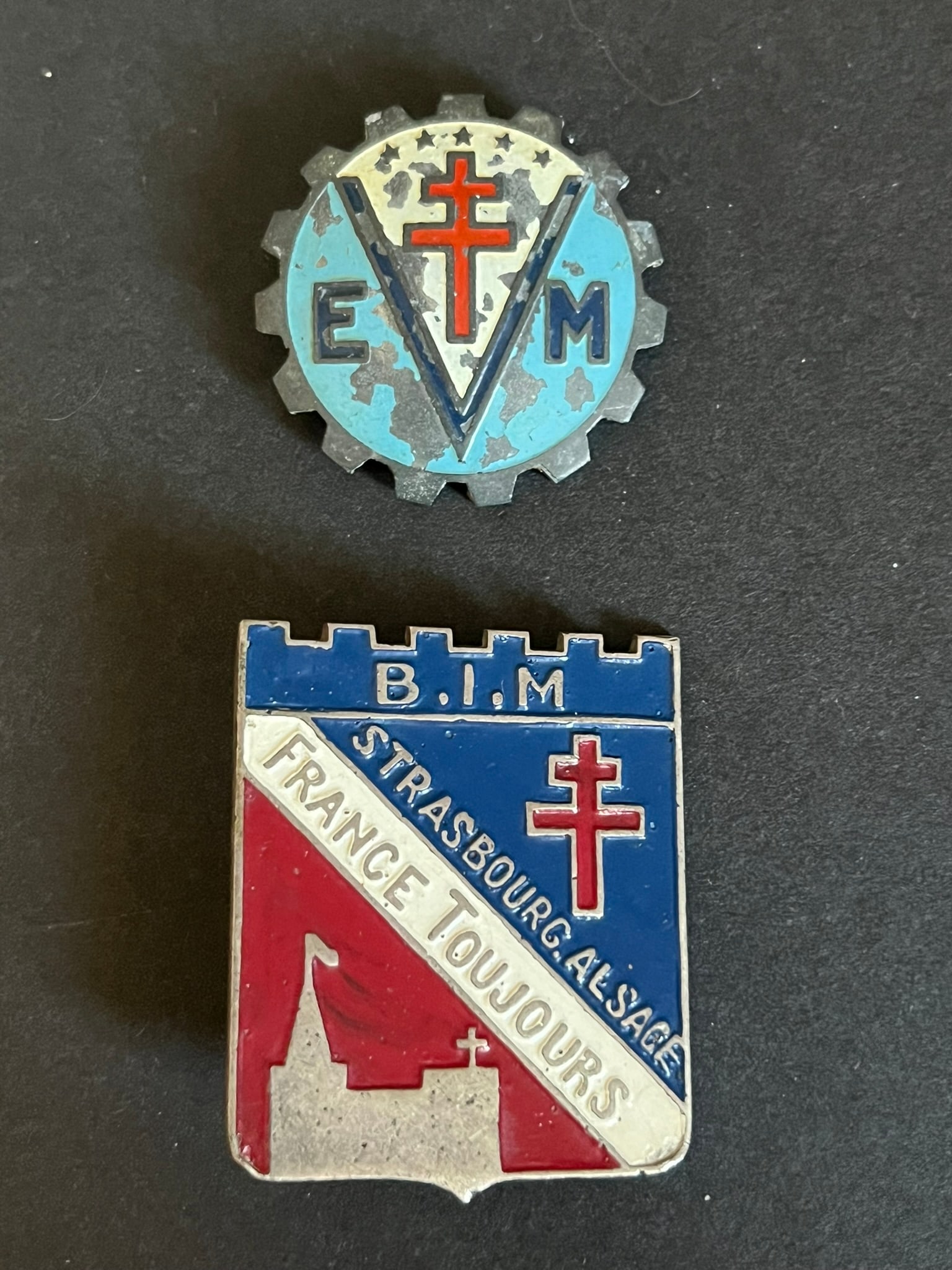 FRANCE LEVANT CAP F MARDAM BEY. France Levant Captain F Mardam Bey: Souvenirs du Capitaine Fouad MARDAM BEY recueillis en 1987. Lot 2 pieces Insigne 49 Compagnie de QG FFL fabrication locale du Levant metal peint Insigne B.I.M FRANCE TOUJOURS fabrication locale du Lev