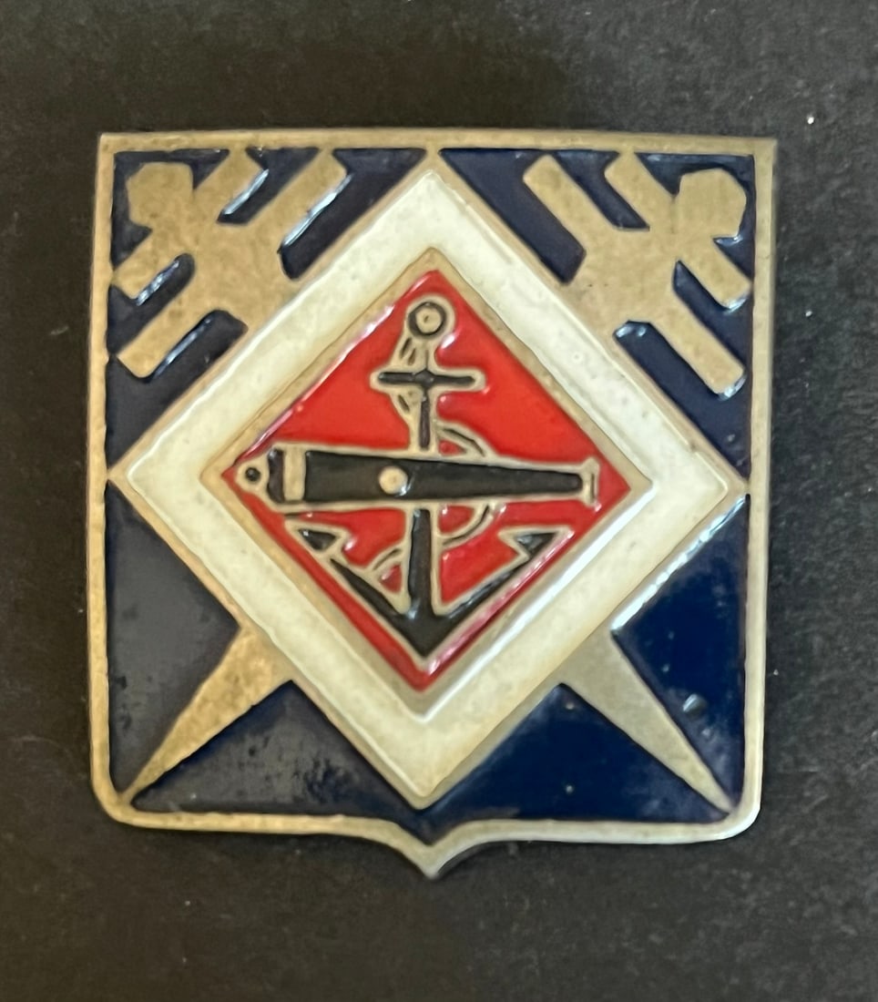 FRANCE LEVANT CAP F MARDAM BEY. France Levant Captain F Mardam Bey: Souvenirs du Capitaine Fouad MARDAM BEY recueillis en 1987. Insigne du Regiment d Artillerie Coloniale FFL 32 x 28 mm fabrication locale du Levant argent peint cambre non poinconne (attache d origine 