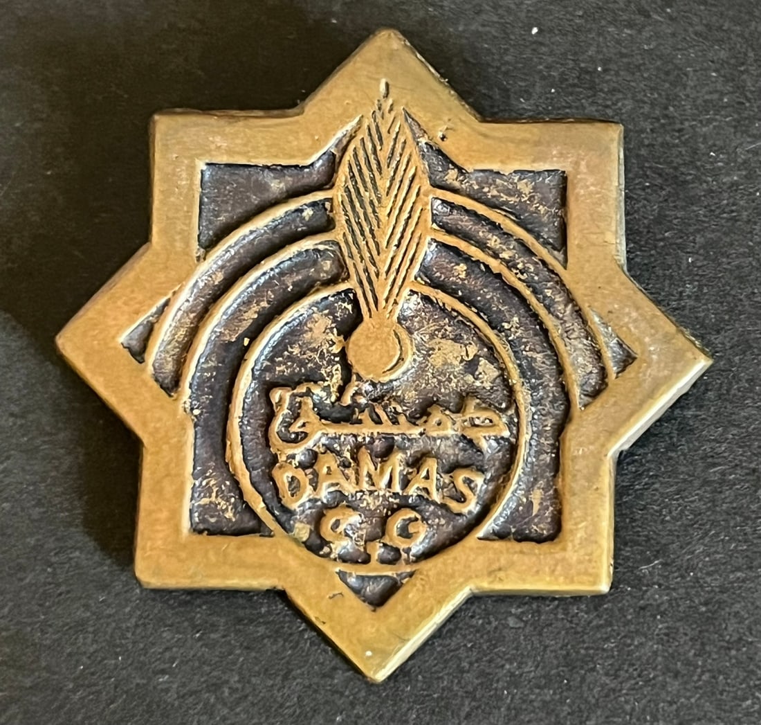 FRANCE LEVANT CAP F MARDAM BEY. France Levant Captain F Mardam Bey: Souvenirs du Capitaine Fouad MARDAM BEY recueillis en 1987. Insigne de la Compagnie de Gendarmerie de Damas FFL 40 x 40 mm fabrication locale du Levant. Captain Fouad Mardam Bey memorabilia collected 
