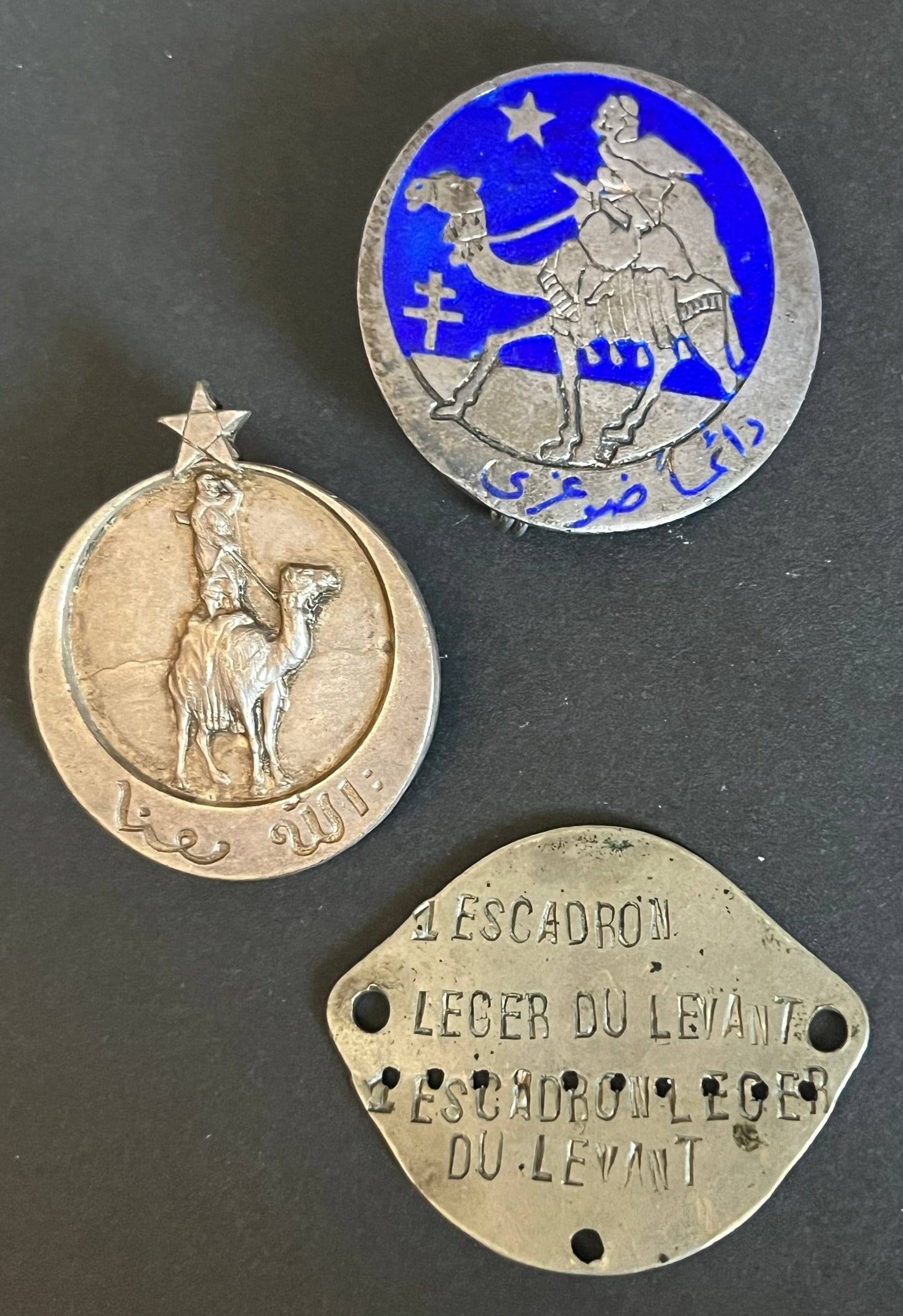 FRANCE LEVANT CAP F MARDAM BEY. France Levant Captain F Mardam Bey: Souvenirs du Capitaine Fouad MARDAM BEY recueillis en 1987. Lot 3 pieces Insigne 1 compagnie Mehariste du Levant sans Insigne 3 compagnie Mehariste FFL 38 mm fabrication locale en argent emaille -atta