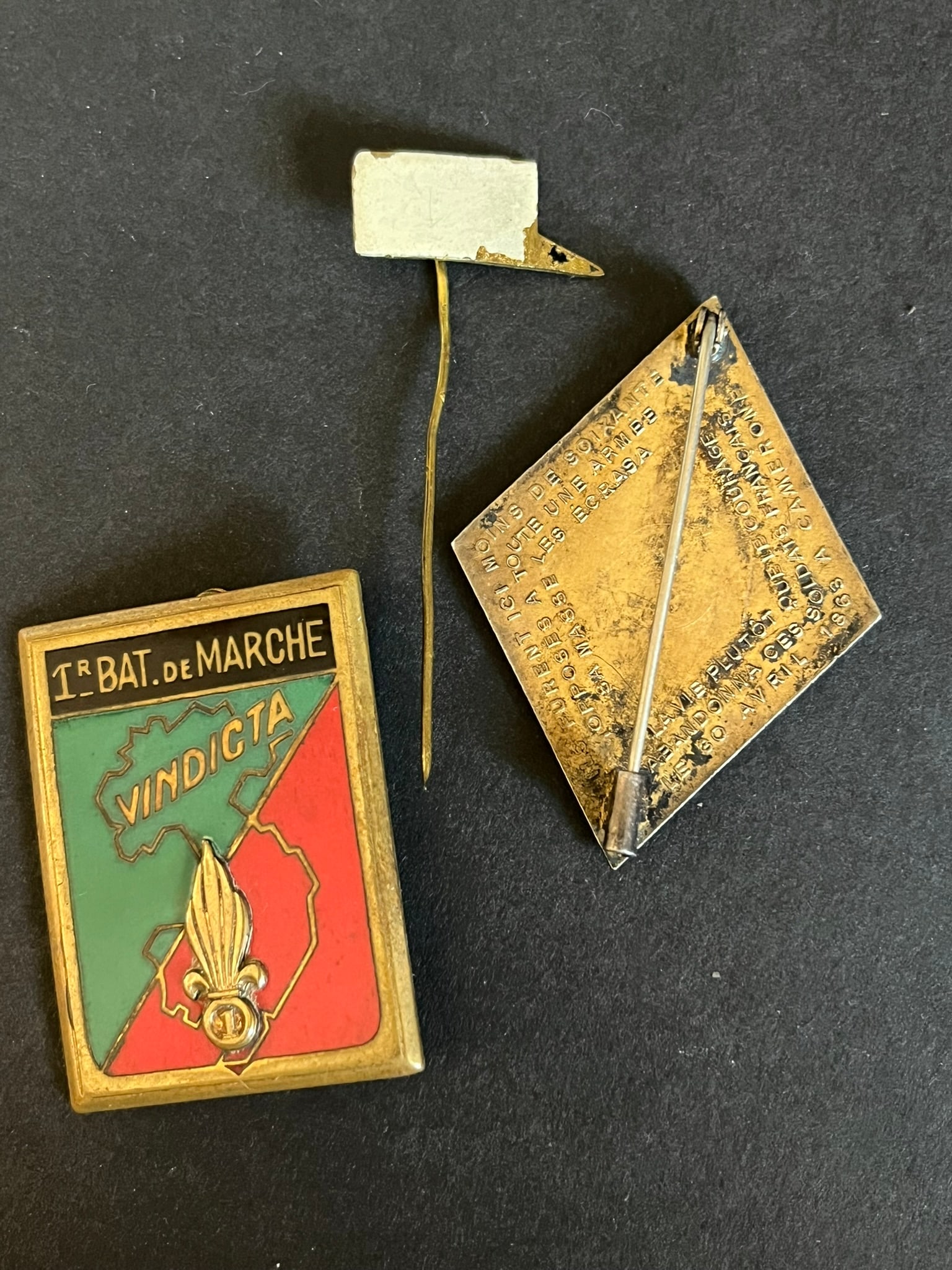 FRANCE LEGION INFANTERIE. France Foreign Legion infantry: Lot 3 pieces insigne 1 REI avec recit de Camerone au verso ARGENT Drago (poussoir absent) 1 Bataillon de Marche du 1er REI Indochine Drago OM epingle Kepi Blanc metal peint. Lot of 3 pieces consisting