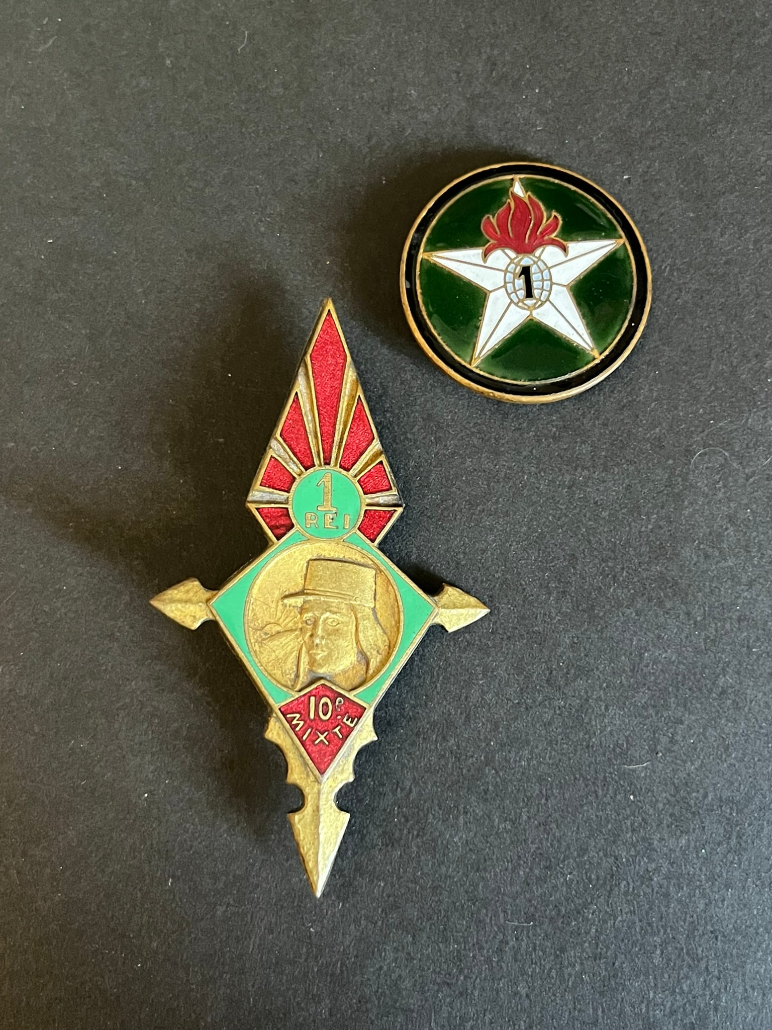 FRANCE LEGION INFANTERIE. France Foreign Legion infantry: Lot 2 pieces Insigne Compagnie Montee du 1 REI 30mm Drago PN 10eme compagnie Mixte du 1 REI Drago Paris en creux dos lisse. Lot of 2 pieces consisting of Mounted Company of the 1st Foreign Infantry Re