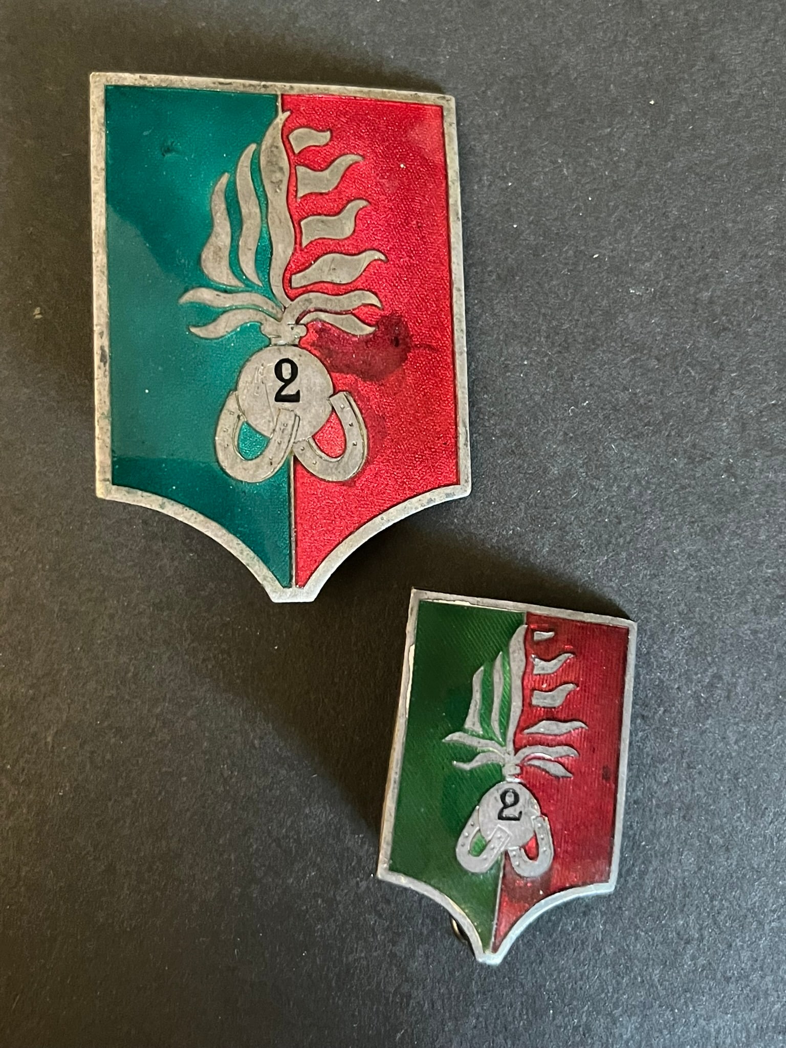 FRANCE LEGION INFANTERIE. France Foreign Legion infantry: Lot 2 pieces. Insigne Compagnie Montee du 2 REI 53 mm ABP Depose poncon et adresse sur la pastille un autre identique 34 mm pastille avec le poincon uniquement. Lot of 2 pieces consisting of Mounted C