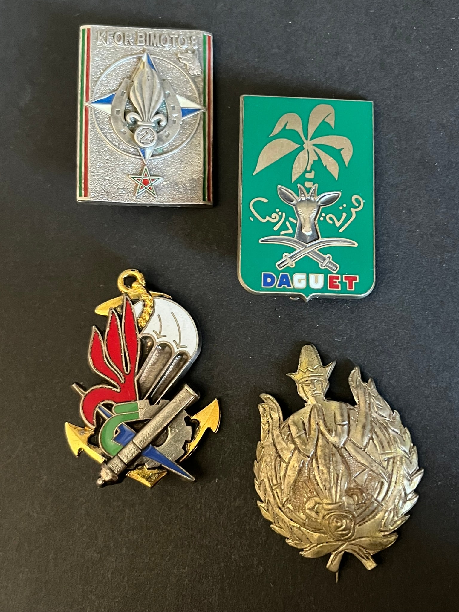 FRANCE LEGION INFANTERIE OPEX. France Foreign Legion infantry overseas operations: Lot 4 pieces Insigne 2 Compagnie APRONUC Cambodge 3eme section Noel 1992 a Siem numerote 022 argent fabrication locale (manque crochet) 40 exemplaires realises 2 REI KFOR BIMOTO numerote CELI DAGUET 2