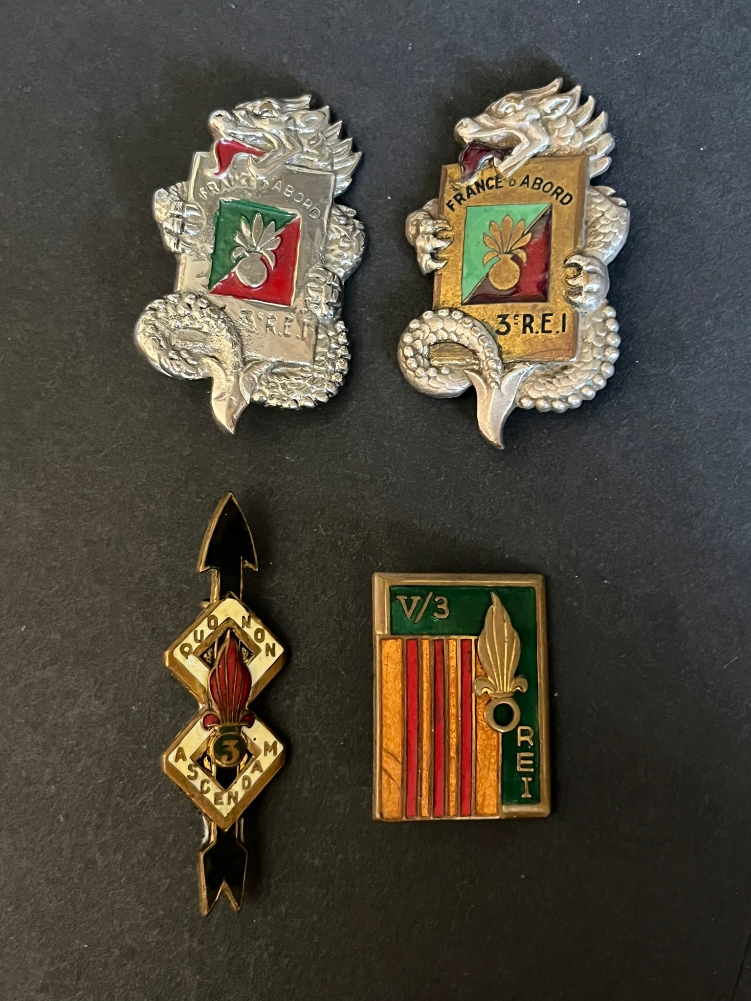 FRANCE LEGION INFANTERIE. France Foreign Legion infantry: Lot 4 pieces. Insigne 3 REI Extreme Orient Drago Ber 3 REI Extreme Orient fabrication locale Indochine V bat. - 3 REI Drago OM 8 Compagnie 3 REI numerote DPN depose. Lot of 4 pieces consisting of 3rd 