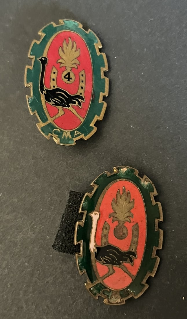 FRANCE LEGION INFANTERIE. France Foreign Legion infantry: Lot 2 pieces Insigne Compagnie Mixte Automobile du 4 REI cou noir ABP Depose pastille avec poincon et adresse un autre cou rose ABP Depose (eclats et epingle cassee). Lot of 2 pieces consisting of Mix