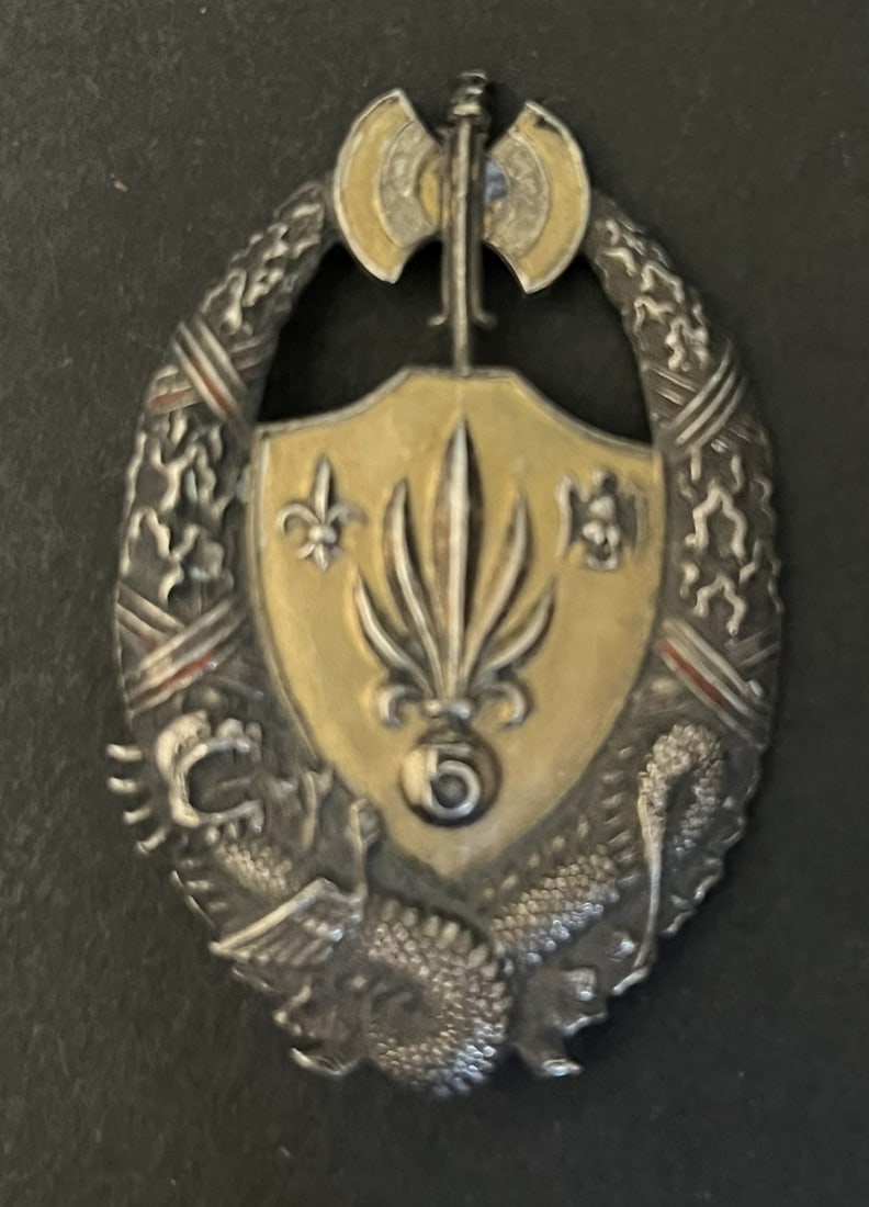 FRANCE LEGION INFANTERIE. France Foreign Legion infantry: Insigne 5eme REI epoque Vichy fabrication soignee avec epingle a bascule argente et dore probablement en argent non poinconne. 5th Foreign Infantry Regiment Vichy period insignia finely made with swiv