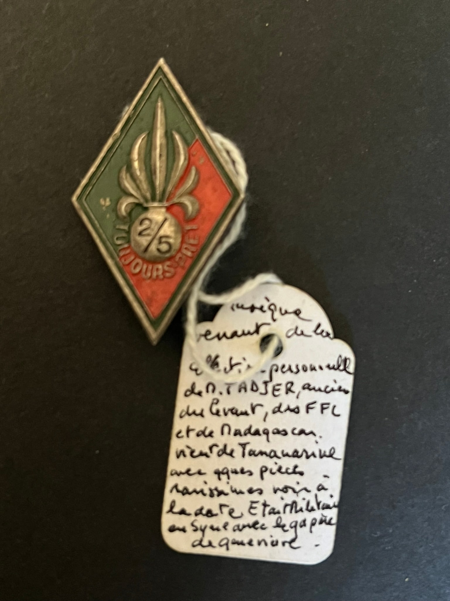 FRANCE LEGION INFANTERIE. France Foreign Legion infantry: Insigne du II Bataillon du 5 REI fabrication locale d Extreme Orient metal peint avec une etiquette en donnant l origine. 2nd Battalion of the 5th Foreign Infantry Regiment insignia locally made in th