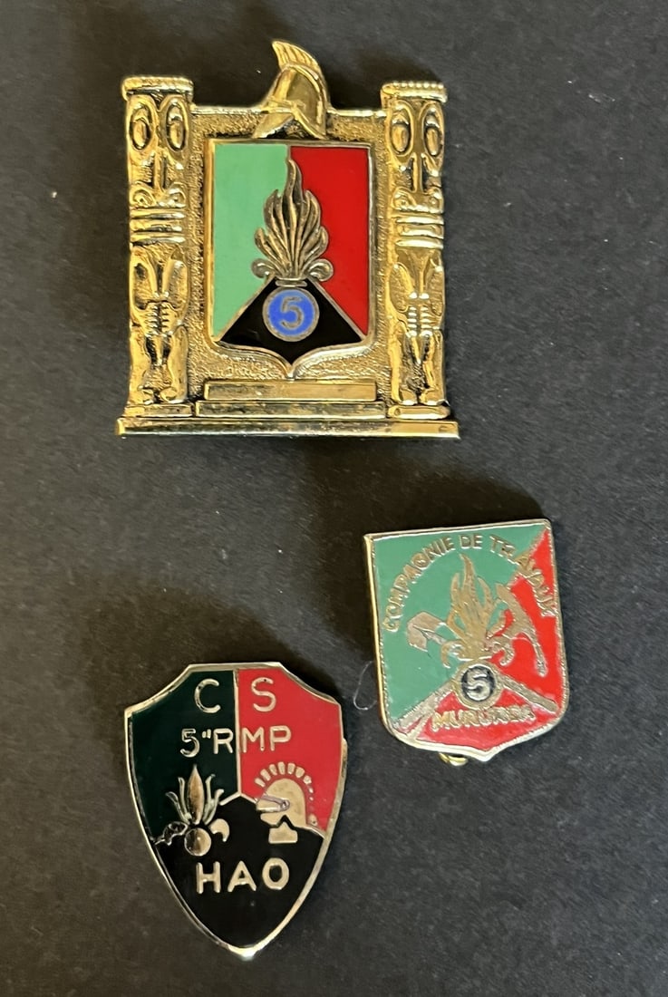 FRANCE LEGION INFANTERIE. France Foreign Legion infantry: Lot 3 pieces Insigne 5 Regiment Mixte du Pacifique 30 juin 2000 ARGENT poinconne numerote Drago Compagnie de Travaux Mururoa numerote Drago Paris CS du 5eme RMP Hao Drago. Lot of 3 pieces consisting o
