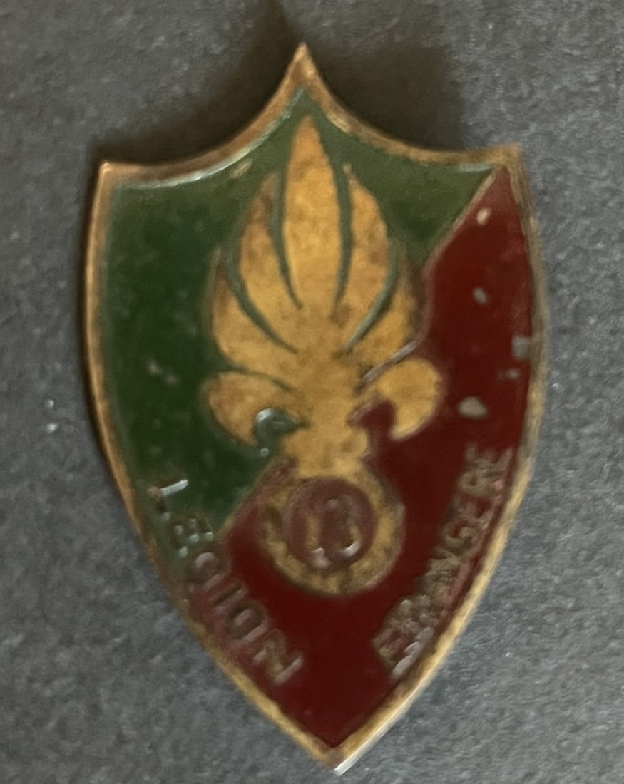 FRANCE LEGION INFANTERIE. France Foreign Legion infantry: Insigne 13 DBLE ecu Suisse et drakkar en Extreme Orient modele 1946 fabrication locale metal peint. 13th Demi Brigade of the Foreign Legion insignia Swiss shield and drakkar Far East model 1946 locall