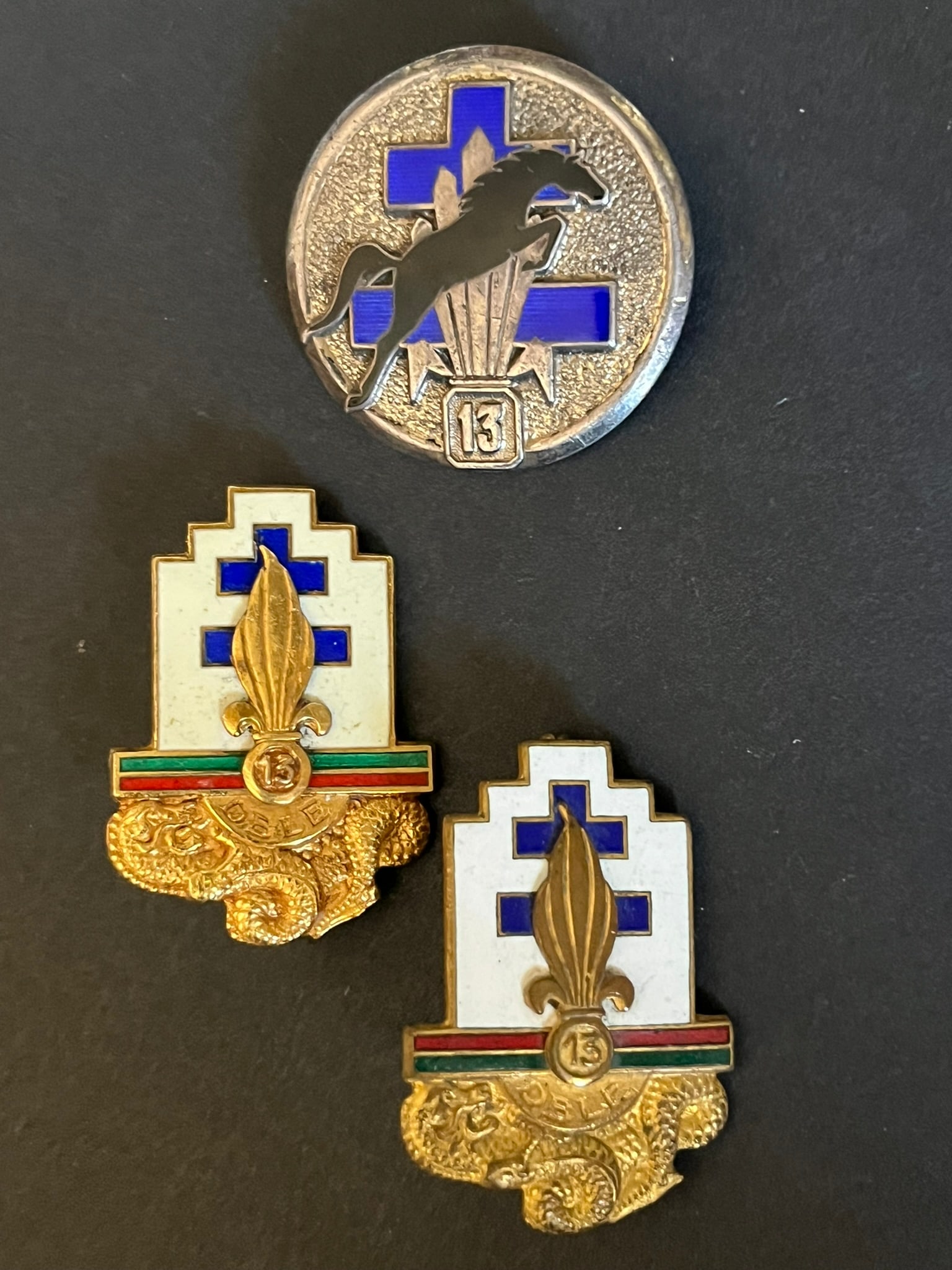 FRANCE LEGION INFANTERIE. France Foreign Legion infantry: Lot 3 pieces Insigne 13 DBLE modele 1947 ARGENT poinconne numerote Drago Paris 13 DBLE Drago OM Escadron Reconnaissance 13 DBLE en ARGENT numerote LR Paris. Lot of 3 pieces consisting of 13th DBLE mod