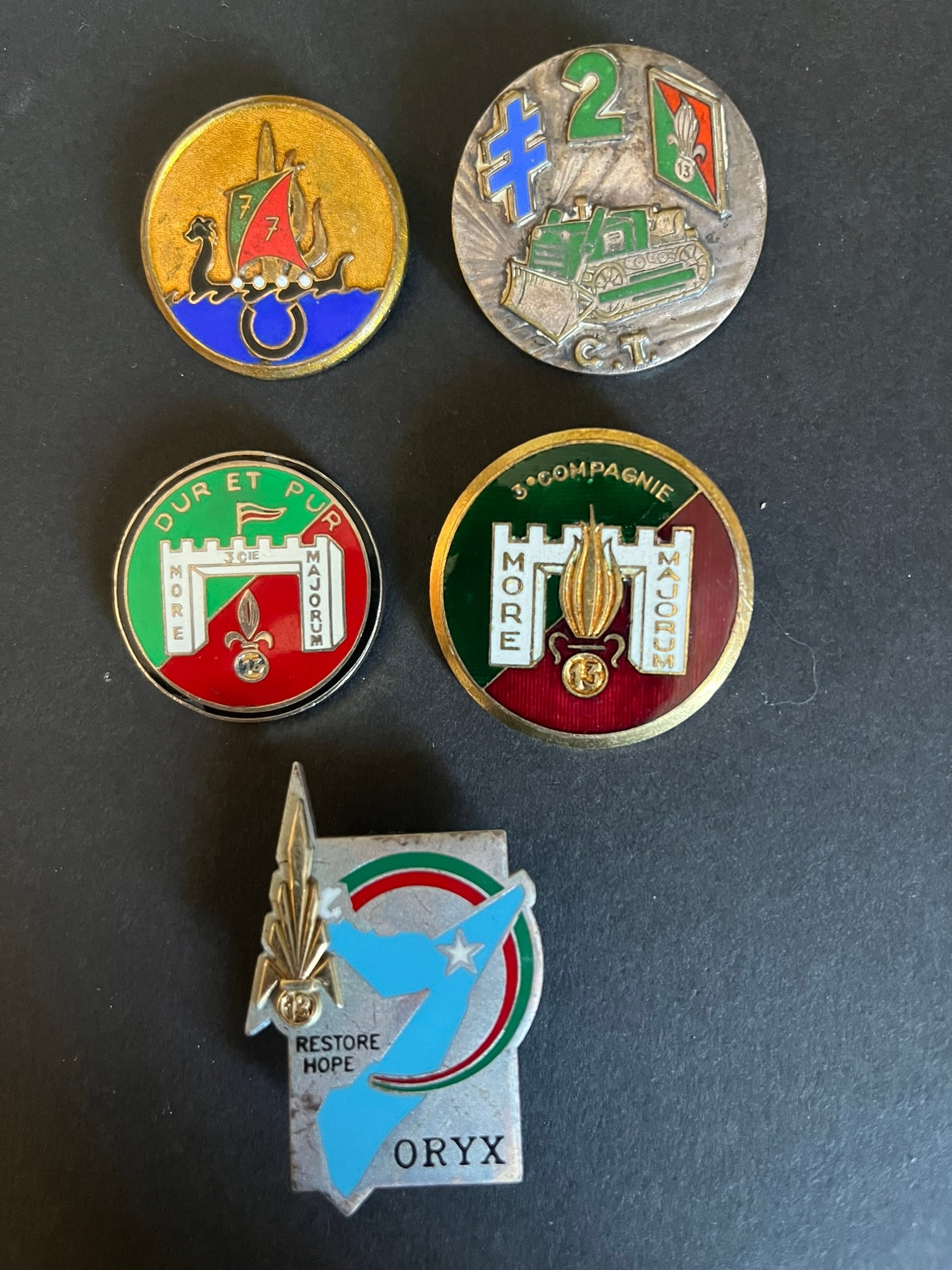 FRANCE LEGION INFANTERIE. France Foreign Legion infantry: Lot 5 pieces Insigne 1ere Compagnie 13 DBLE flammes dorees numerote LR Paris 2eme Compagnie 13 DBLE numerotee FIA 3eme Compagnie 13 DBLE Pur et Dur Legende au verso numerote AB Paris metal 3eme Compag