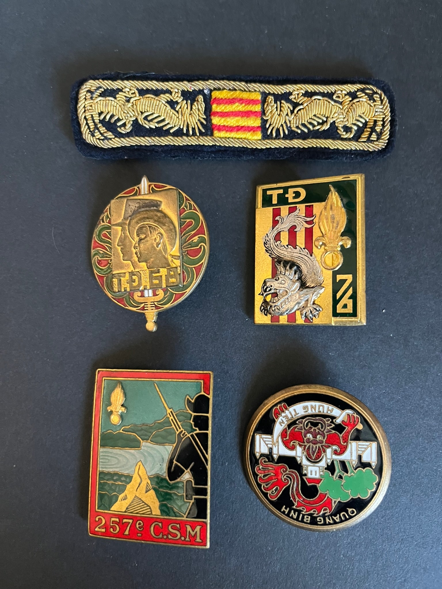 FRANCE LEGION INFANTERIE. France Foreign Legion infantry: Lot 5 pieces TD 68 DRom TD 76 DRom 257 C.S.M. Drago OM Commando Grubler Drago OM barrette brodee d Instructeur des troupes Indochinoises. Lot of 5 pieces consisting of TD 68 DRom TD 76 DRom 257th CSM 