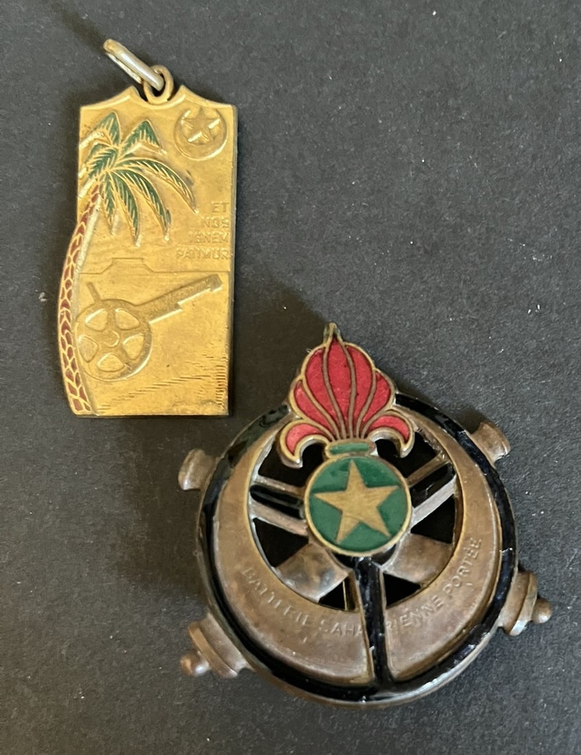 FRANCE LEGION SAHARA. France Foreign Legion Sahara: Lot 2 pieces Insigne de la Batterie Saharienne Portee de la Legion Drago Ber (restaurations a l email noir) Insigne medaille de la Batterie Saharienne mixte Drago Paris. Lot of 2 pieces consisting of 