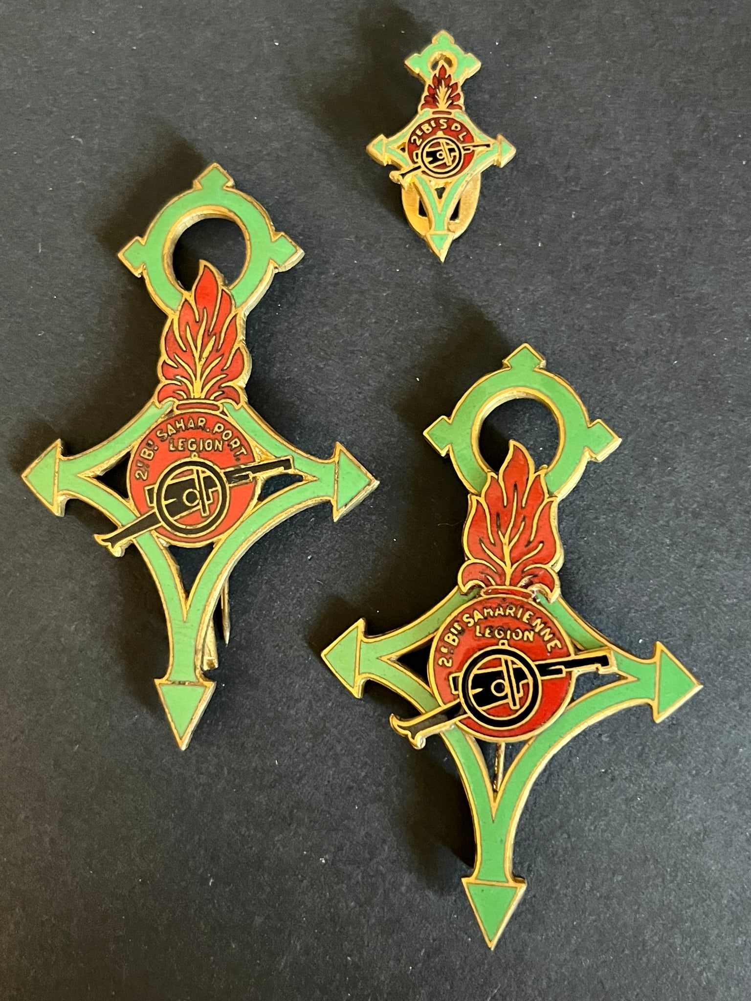 FRANCE LEGION SAHARA. France Foreign Legion Sahara: Lot 3 pieces Insigne 2eme Batterie Saharienne portee email plat Drago Ber un autre avec centre rapporte et attache bijoutier a poussoir miniature Drago Paris. Lot of 3 pieces consisting of 2nd Saharan