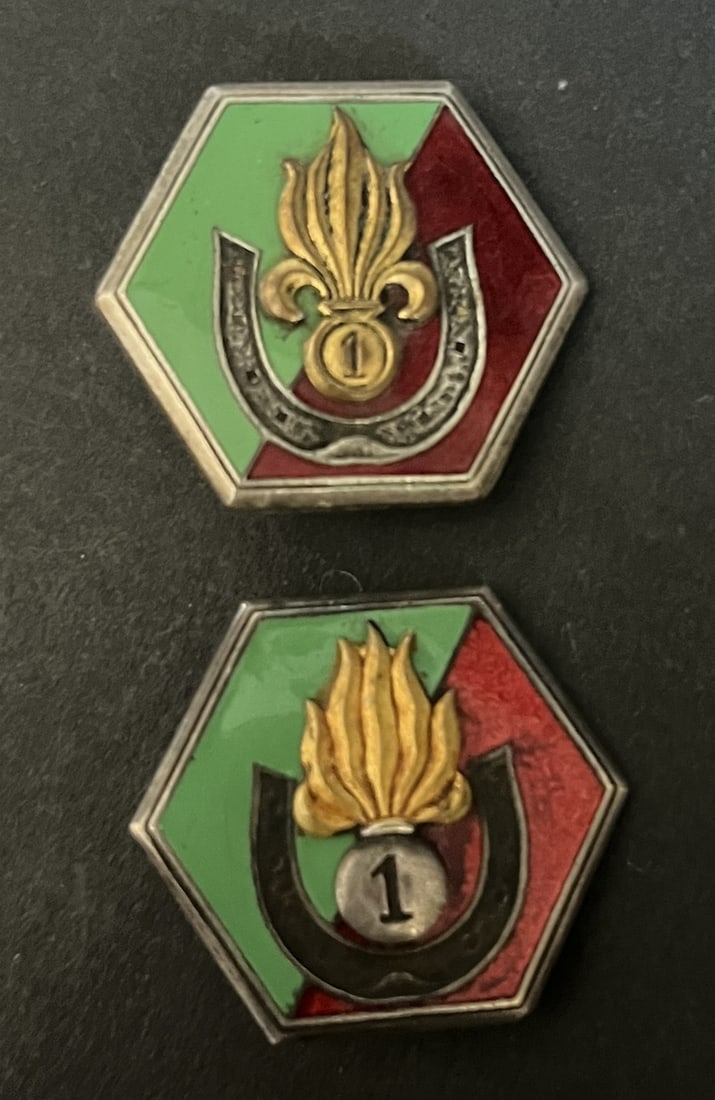 FRANCE LEGION SAHARA. France Foreign Legion Sahara: Lot 2 pieces Insigne 1ere Compagnie Saharienne portee Drago Ber Grenade ancien modele un autre avec grenade avec flammes vers le bas. Lot of 2 pieces consisting of 1st Saharan Mounted Company insignia