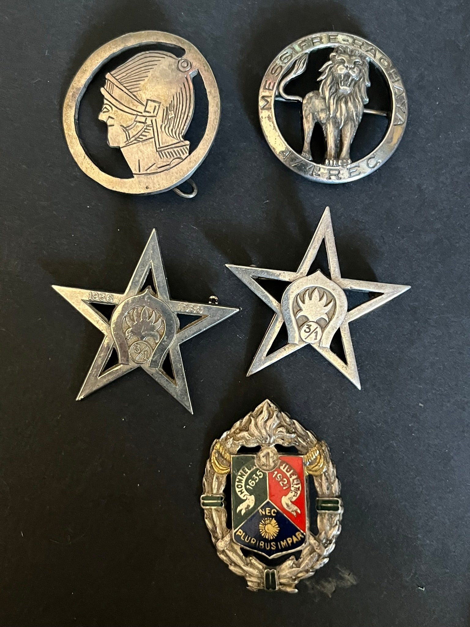 FRANCE LEGION CAVALERIE. France Foreign Legion cavalry: Lot 5 pieces Insigne 3-1 REC ARGENT poinconne numerote AB Paris Cinquantenaire 3-1 REC numerote sans 4-1 REC ARGENT poinconne numerote (AB Paris non marque) 5-1 REC ARGENT non marque produit a 120 exe