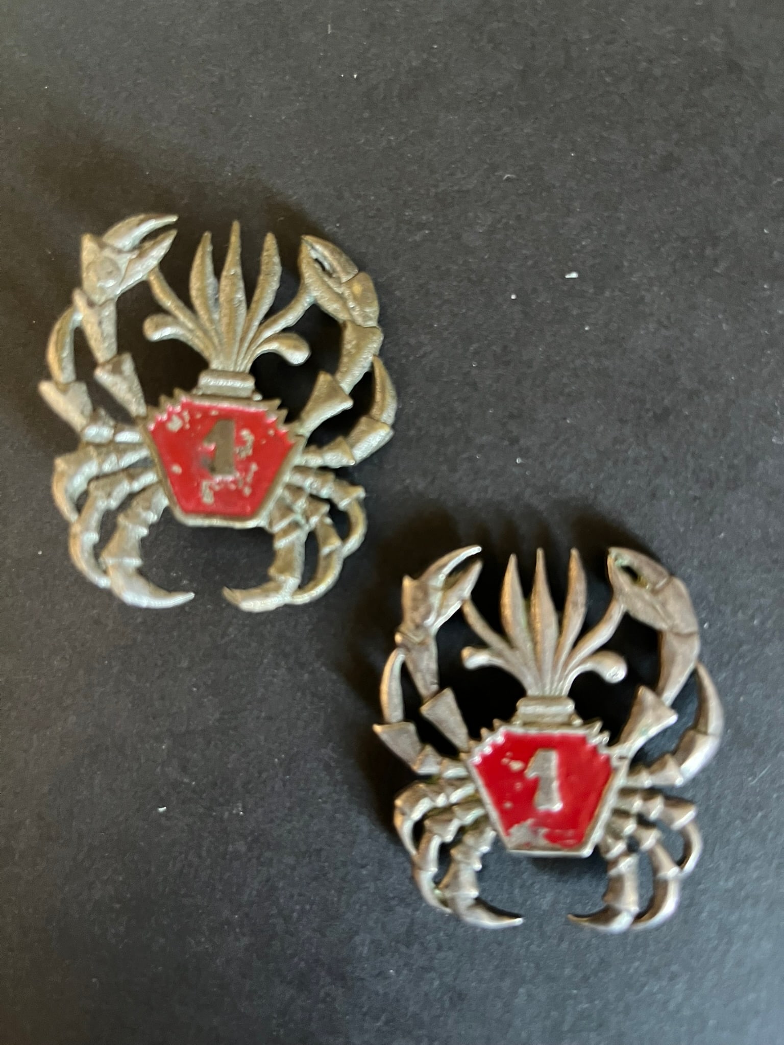 FRANCE LEGION CAVALERIE. France Foreign Legion cavalry: Lot 2 pieces Insigne de beret 1er Groupement Amphibie du 1 REC 45 x 40 mm fabrication locale un autre variante locale. Lot of 2 pieces consisting of 1st Amphibious Group of the 1st Foreign Cavalry Reg