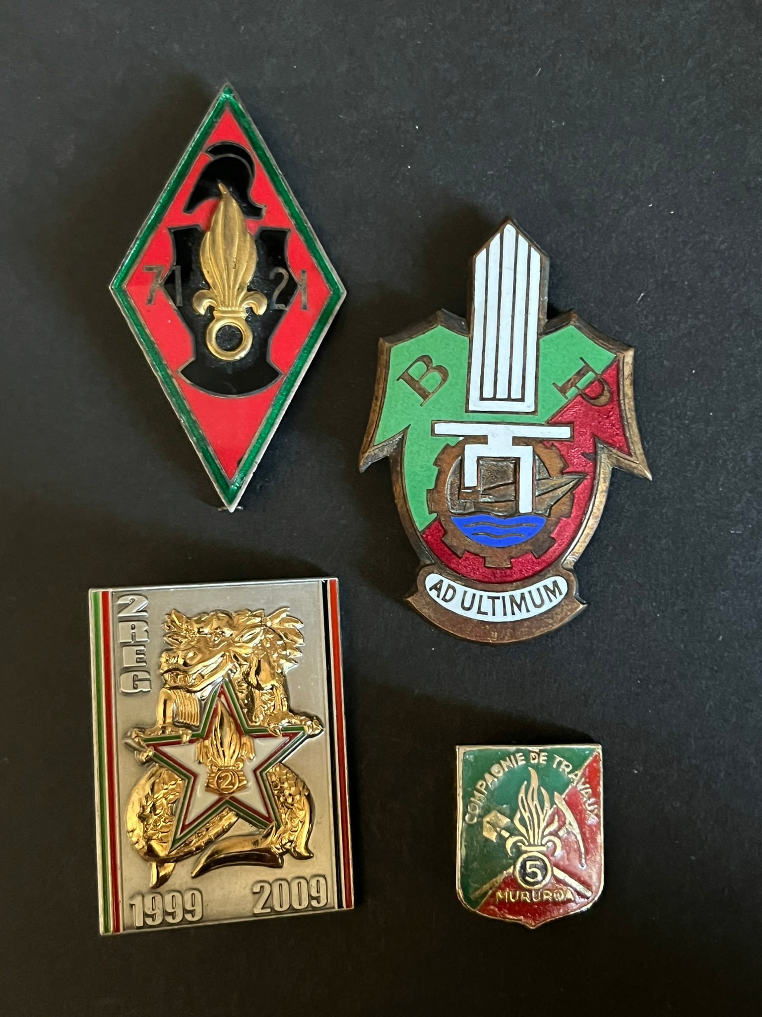 FRANCE LEGION GENIE. France Foreign Legion engineers: Lot de 4 pieces Insigne des Bateaux Pliants 40 CCB legende au verso Drago PN 21 Compagnie du 71 Bataillon du Genie ARGENT fermoir poinconne Drago OM Compagnie de Travaux Mururoa numerote Drago Paris 2