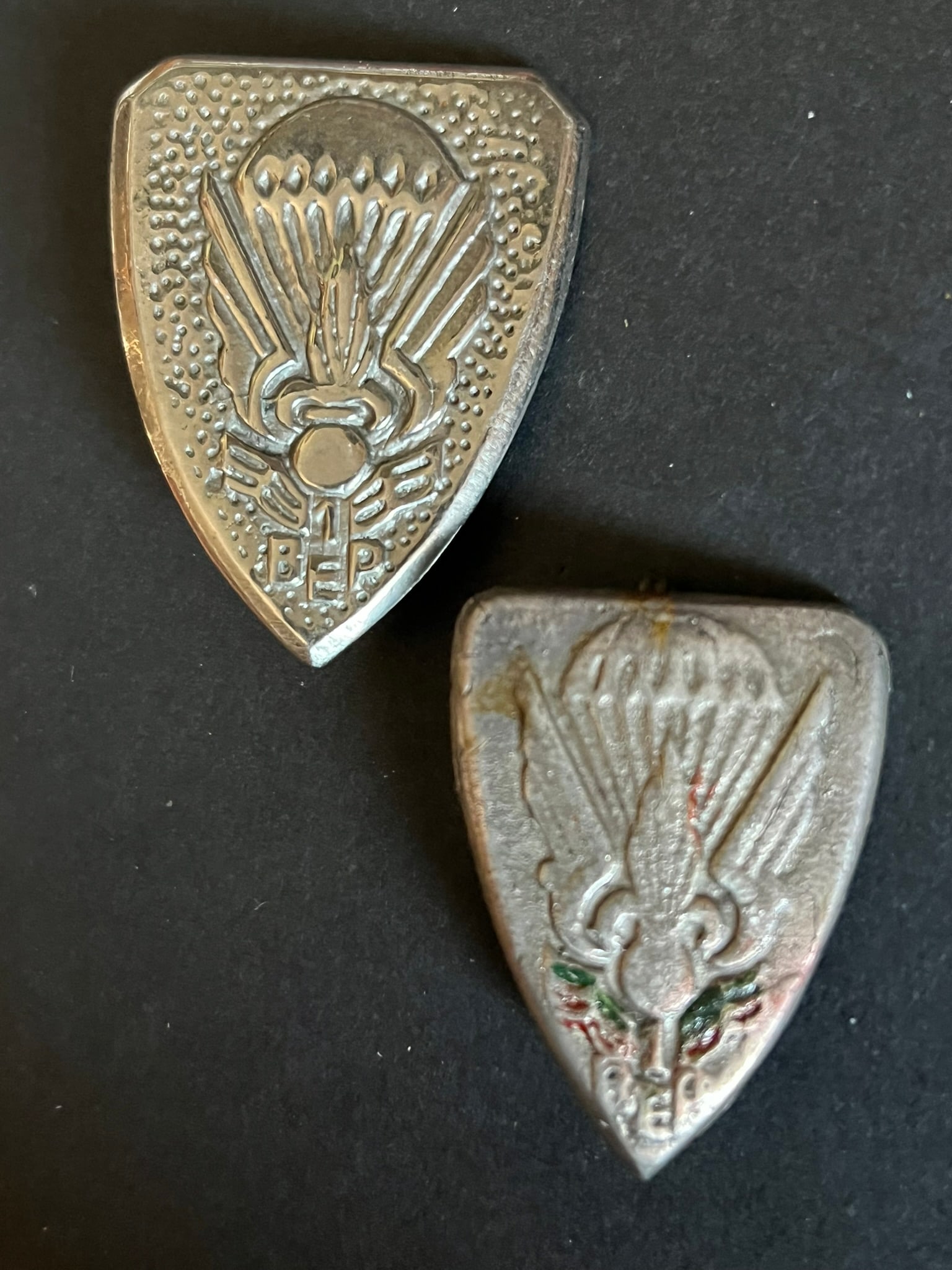 FRANCE LEGION PARACHUTISTES. France Foreign Legion paratroopers: Lot 2 pieces Insigne 1 BEP Drago Ber 1 BEP fabrication locale EO moulage 37mm un autre 42mm. Lot of 2 pieces consisting of 1st BEP insignia Drago Ber 1st BEP locally made Far East cast 37 mm another 4