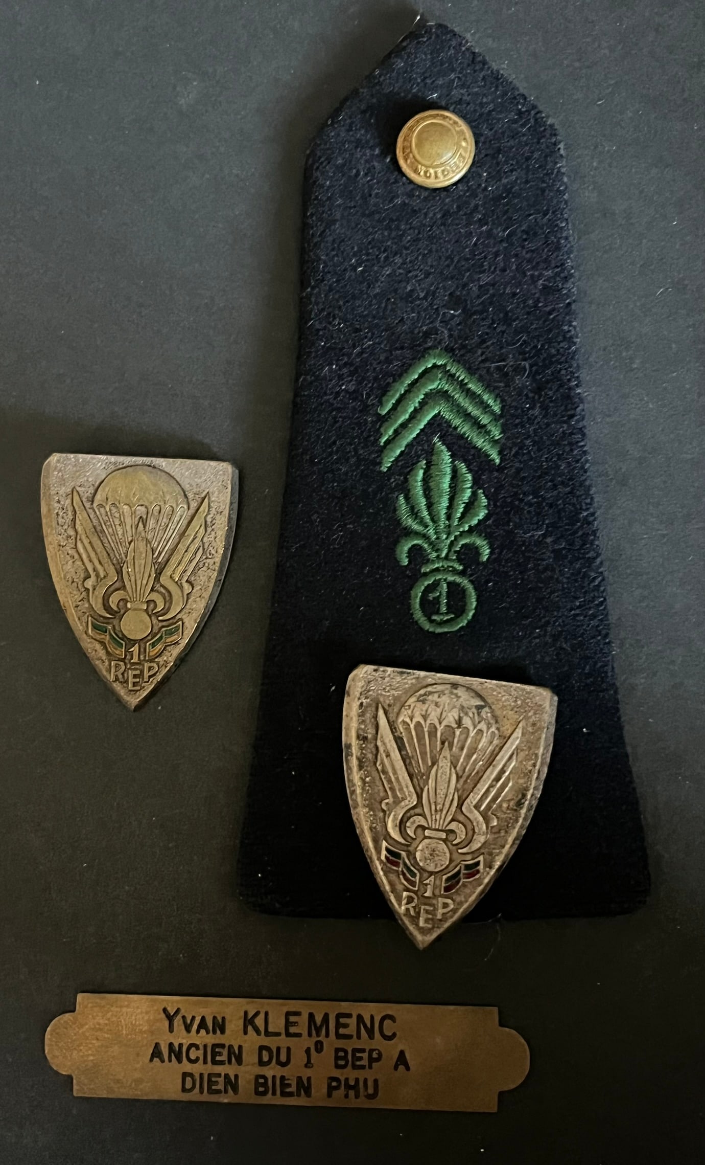 FRANCE LEGION PARACHUTISTES. France Foreign Legion paratroopers: Lot 4 pieces Souvenirs de Yvan Klemenc ancien du 1 BEP ayant participe aux combats de Dien Bien Phu plaque gravee souvenir patte d epaule de troupe avec le chiffre 1 dans la grenade verte et insigne d