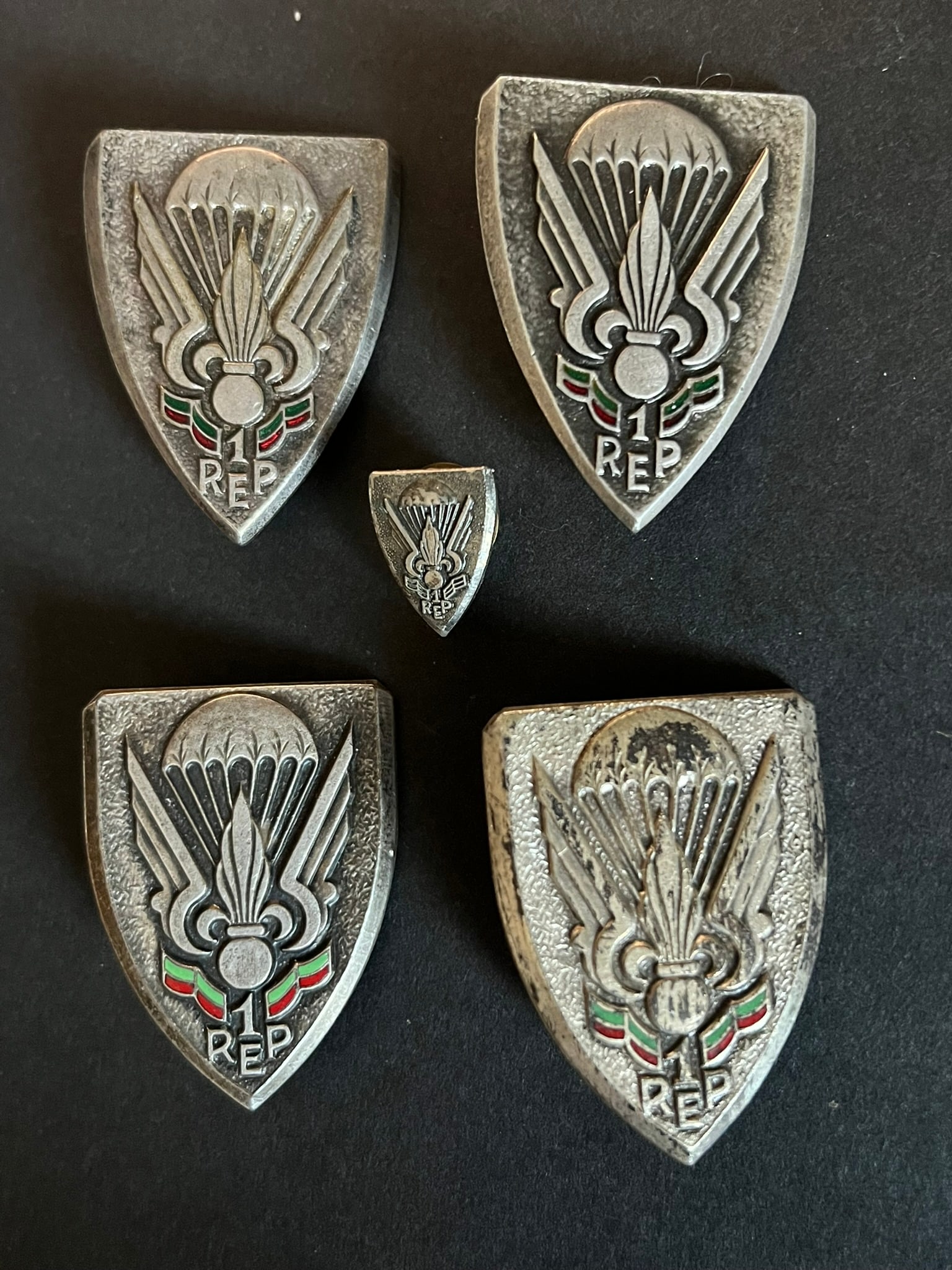 FRANCE LEGION PARACHUTISTES. France Foreign Legion paratroopers: Lot 5 pieces Insigne du 1 REP Drago Paris 1 pastille le meme avec 2 pastilles dos lisse 1 REP dos martele marque Courtois Paris 1 REP dos lisse Sans marquage miniature a pin. Lot of 5 pieces consistin