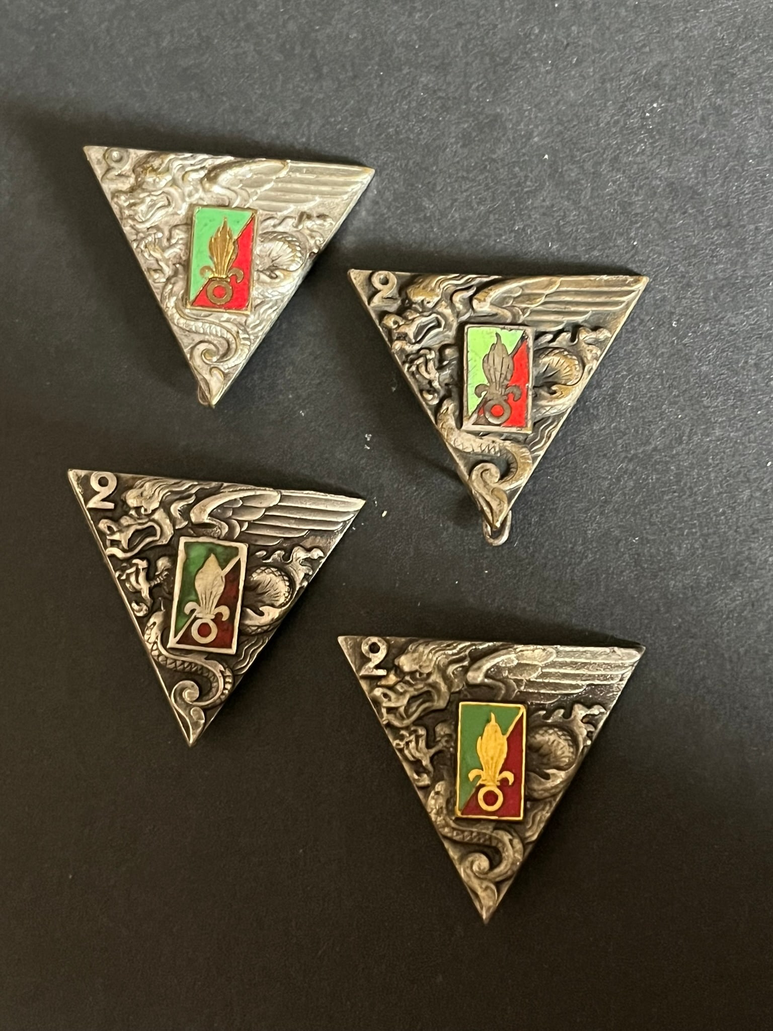 FRANCE LEGION PARACHUTISTES. France Foreign Legion paratroopers: Lot 4 pieces Insigne 2 BEP Drago OM 2 BEP Drago Paris dos lisse un autre (attache recollee) 2 BEP dos grenele Sans marquage. Lot of 4 pieces consisting of 2nd BEP Drago OM 2nd BEP Drago Paris smooth b