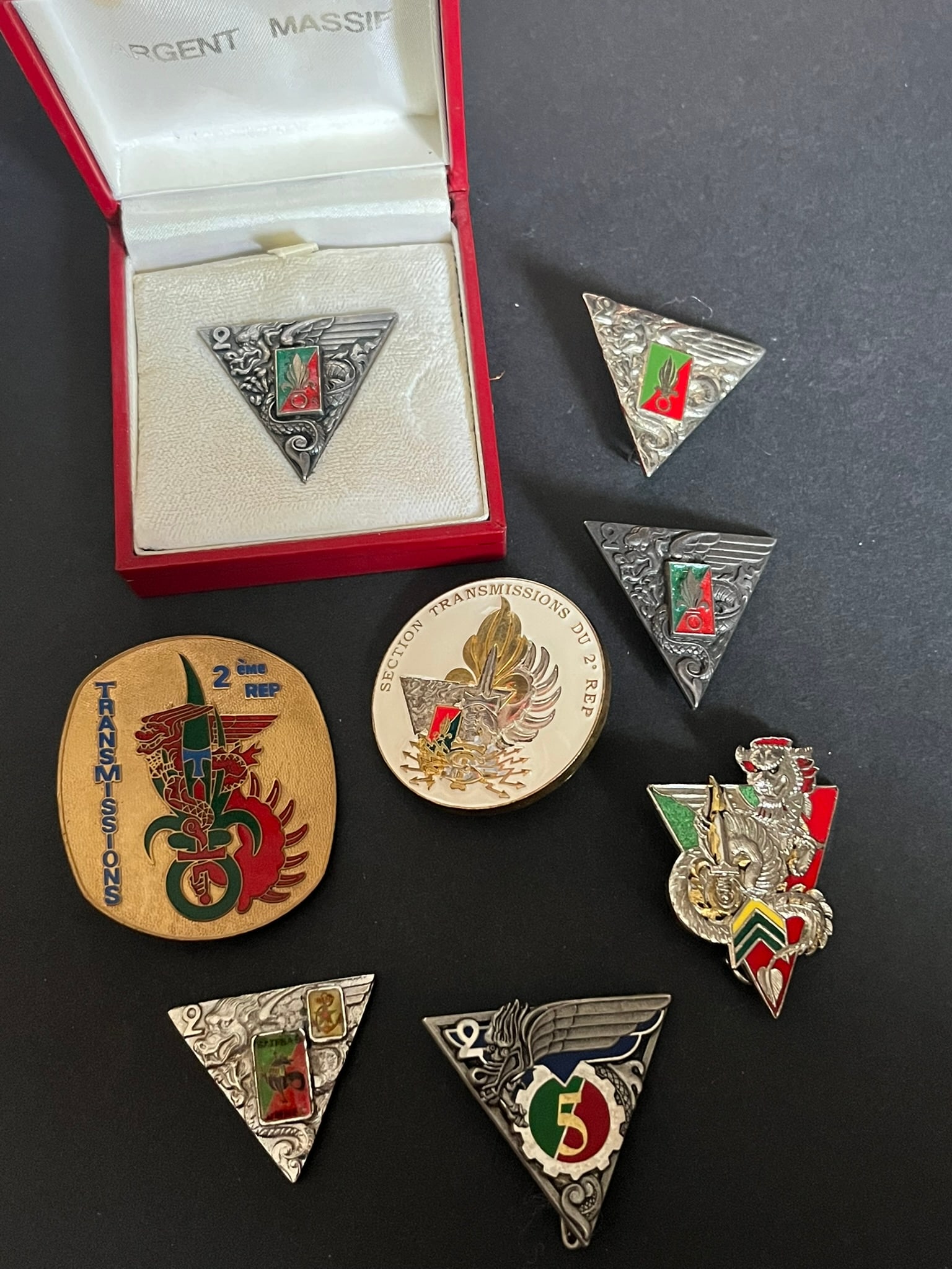 FRANCE LEGION PARACHUTISTES. France Foreign Legion paratroopers: Lot 8 pieces Insigne 2 REP Caporaux Chef Camerone 2002 numerote emaille Sans 5eme Compagnie 2 REP Camerone 1995 FIA - lettres GLO gravees au revers- Section Transmission 2 REP AB Transmissions 2 REP e