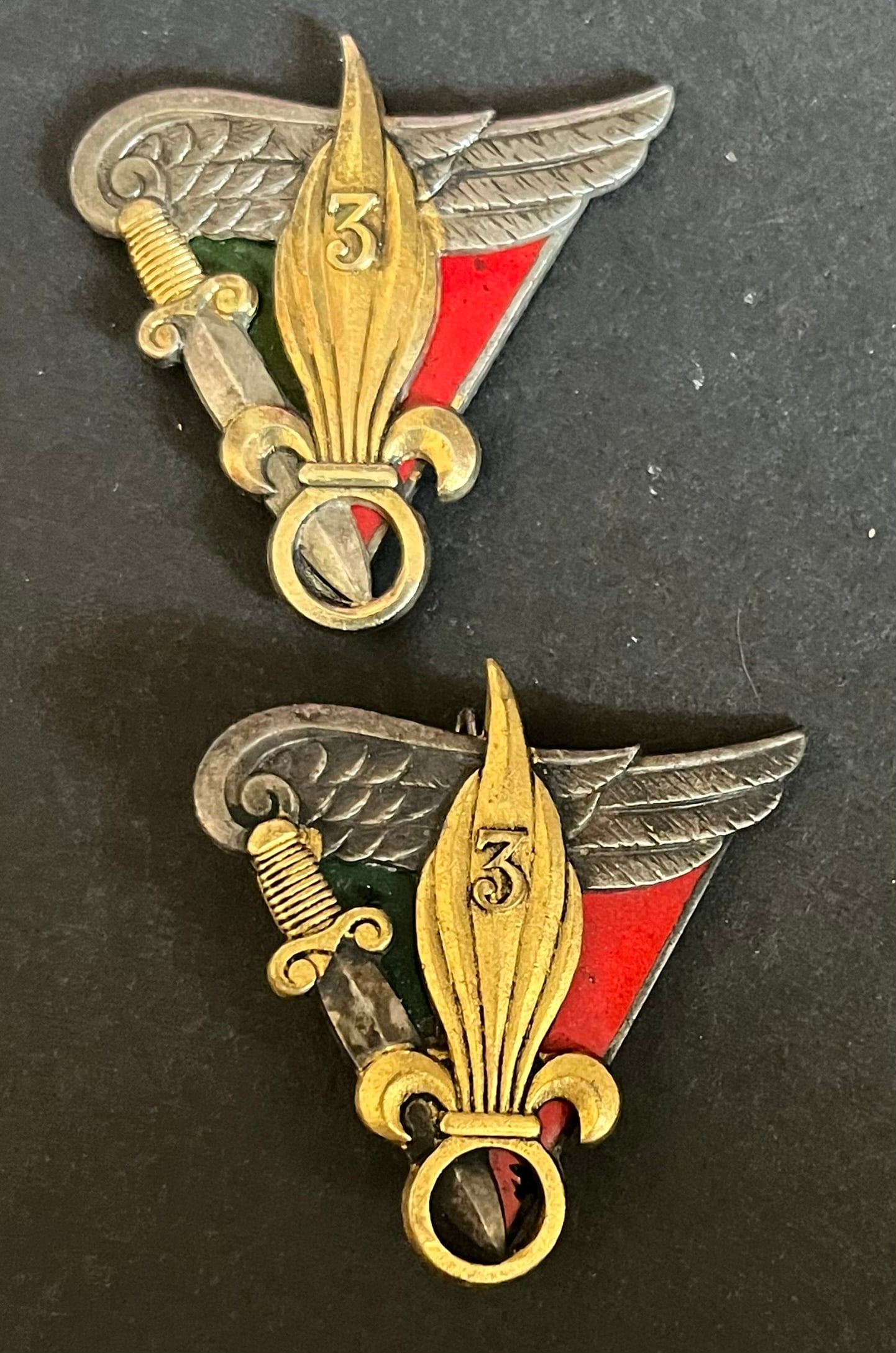 FRANCE LEGION PARACHUTISTES. France Foreign Legion paratroopers: Lot 2 pieces Insigne 3 BEP Drago OM 3 BEP Drago Paris Depose guillochage irreguliere (attache absente). Lot of 2 pieces consisting of 3rd BEP Drago OM and 3rd BEP Drago Paris Depose with irregular gui