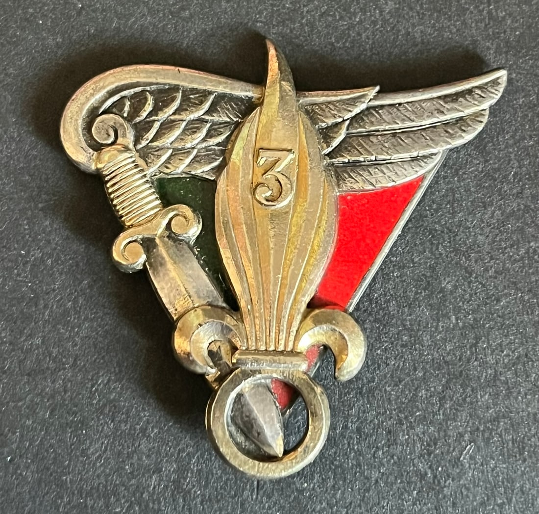 FRANCE LEGION PARACHUTISTES. France Foreign Legion paratroopers: Insigne 3 BEP ARGENT Drago Paris Depose (guillochage irregulier) attache resoudee cassee. 3rd BEP insignia in silver Drago Paris Depose with irregular guilloche finish fastening repaired and broken