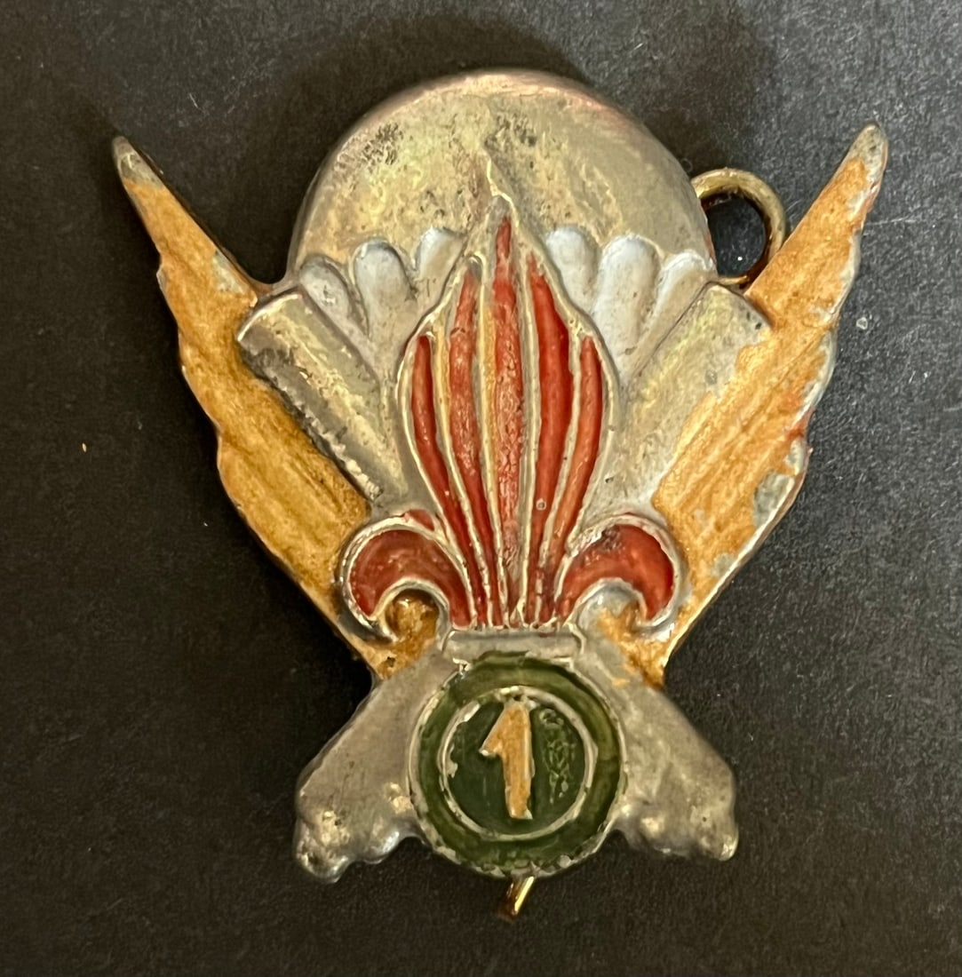 FRANCE LEGION PARACHUTISTES. France Foreign Legion paratroopers: Insigne 1ere Compagnie Etrangere Parachutiste de Mortiers Lourds CEPML fabrication locale EO par moulage peint (attache d origine desoudee mais presente ). 1st Foreign Parachute Heavy Mortar Company C
