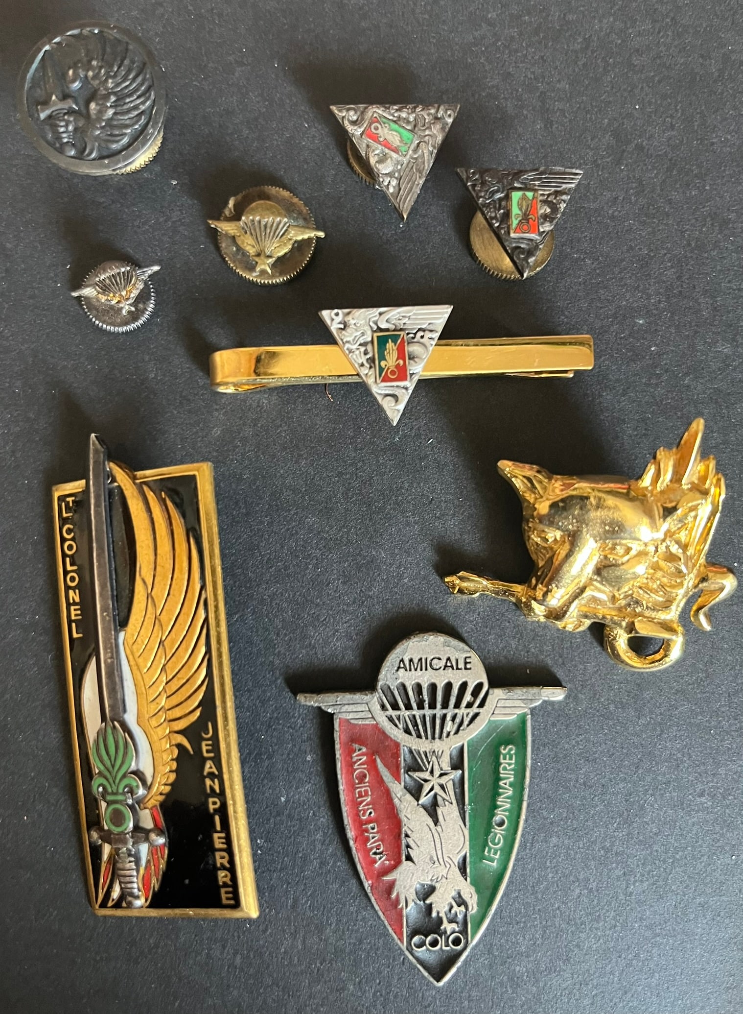 FRANCE LEGION ETRANGERE. France Foreign Legion: Lot 9 pieces Insigne Amicale Anciens Paras Colo et Legion metal peint (attache absente) ESM promotion Jeanpierre 1960 date au verso 2 boutonnieres a vis 2 REP 2 boutonnieres a vis brevet parachutiste 