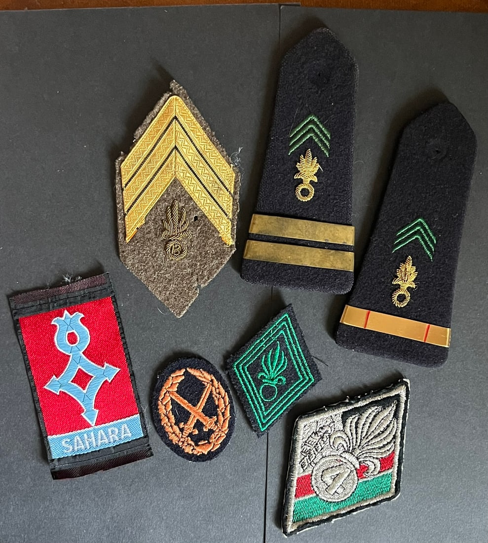 FRANCE LEGION ETRANGERE. France Foreign Legion: Lot 7 pieces Insignes tissu Legion Etrangere dont sergent chef 13 DBLE brode modele 1945 SAARA et 2 pattes d epaule d officier brodees. Lot of 7 pieces consisting of Foreign Legion cloth insignia incl