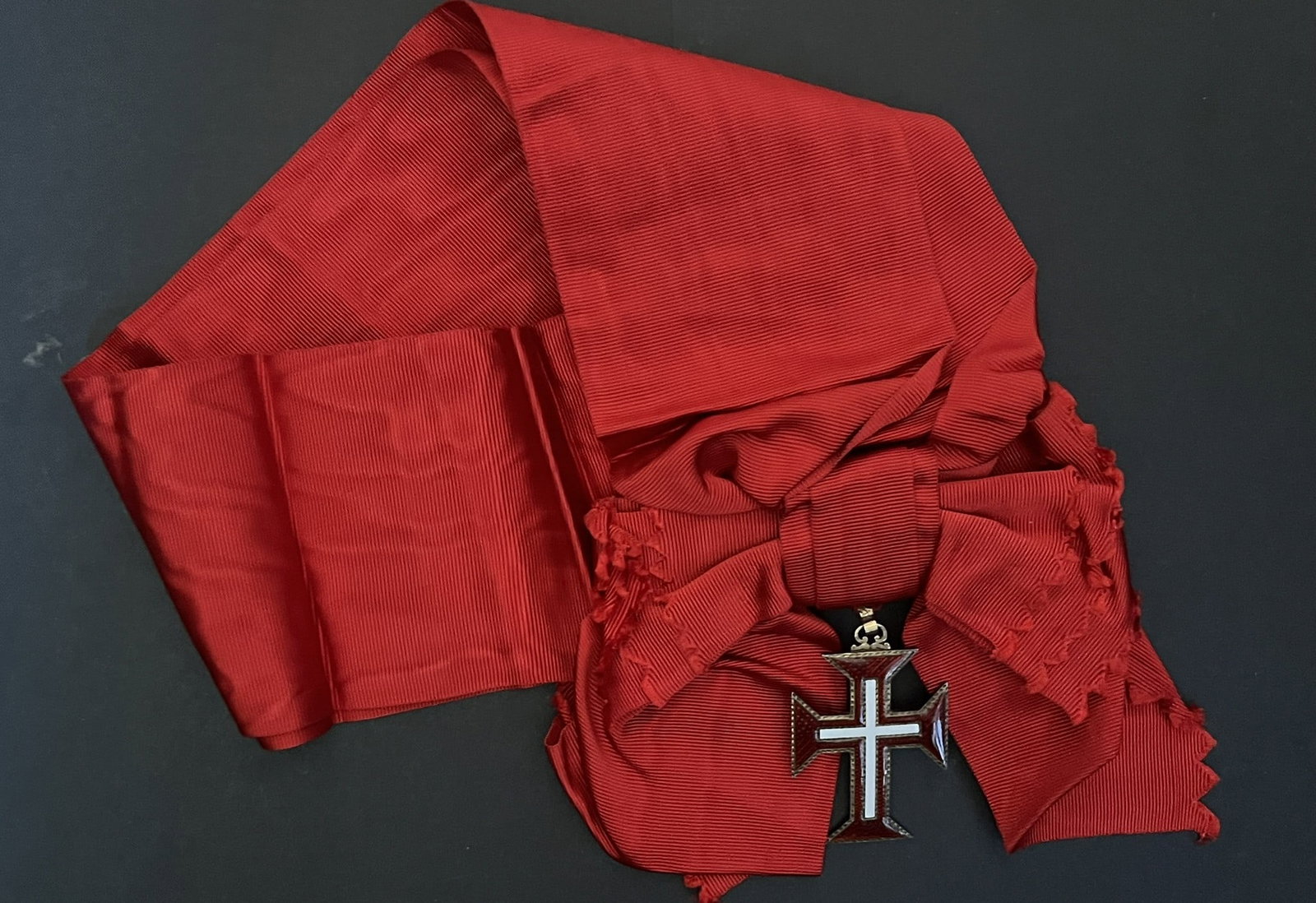 PORTUGAL ORDRE. PORTUGUESE ORDERS: Echarpe de Grand Croix avec son bijou emaille uniface 68 x 45 mm (hors anneau) epoque moderne.Grand Cross sash with its single-sided enamelled badge, 68 x 45 mm (excluding suspension ring), modern per