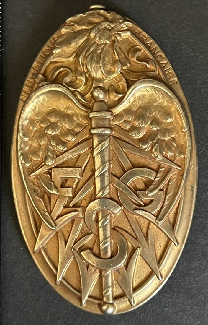 FRANCE ESM YOUGOSLAVIE. FRENCH ESM – YUGOSLAVIA: Insigne de l Ecole Superieure de Guerre (ESG) en vermeil pour eleves etrangers 37x62 mm 35 grammes , grave au verso CAPITAINE LONTCHARITCH 54eme PROMOTION 1932-1934 avec epingle a bascule signe FALIZE
