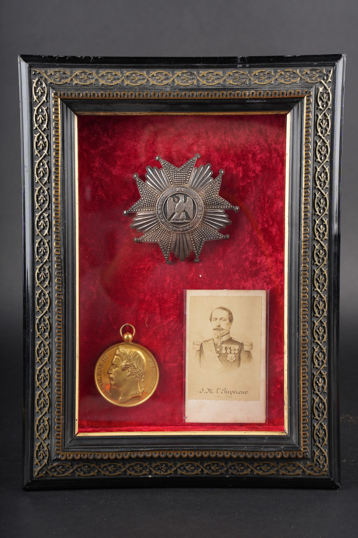 FRANCE 2 EMPIRE ORDRE. FRENCH SECOND EMPIRE ORDERS: Plaque de Grand Croix de l Ordre Imperial de la Legion d Honneur attribuable au Prince Imperial ou a son pere l Empereur Napoleon III. Plaque diamantee a rayons a pointes arrondies de l epoque 2nd Emp