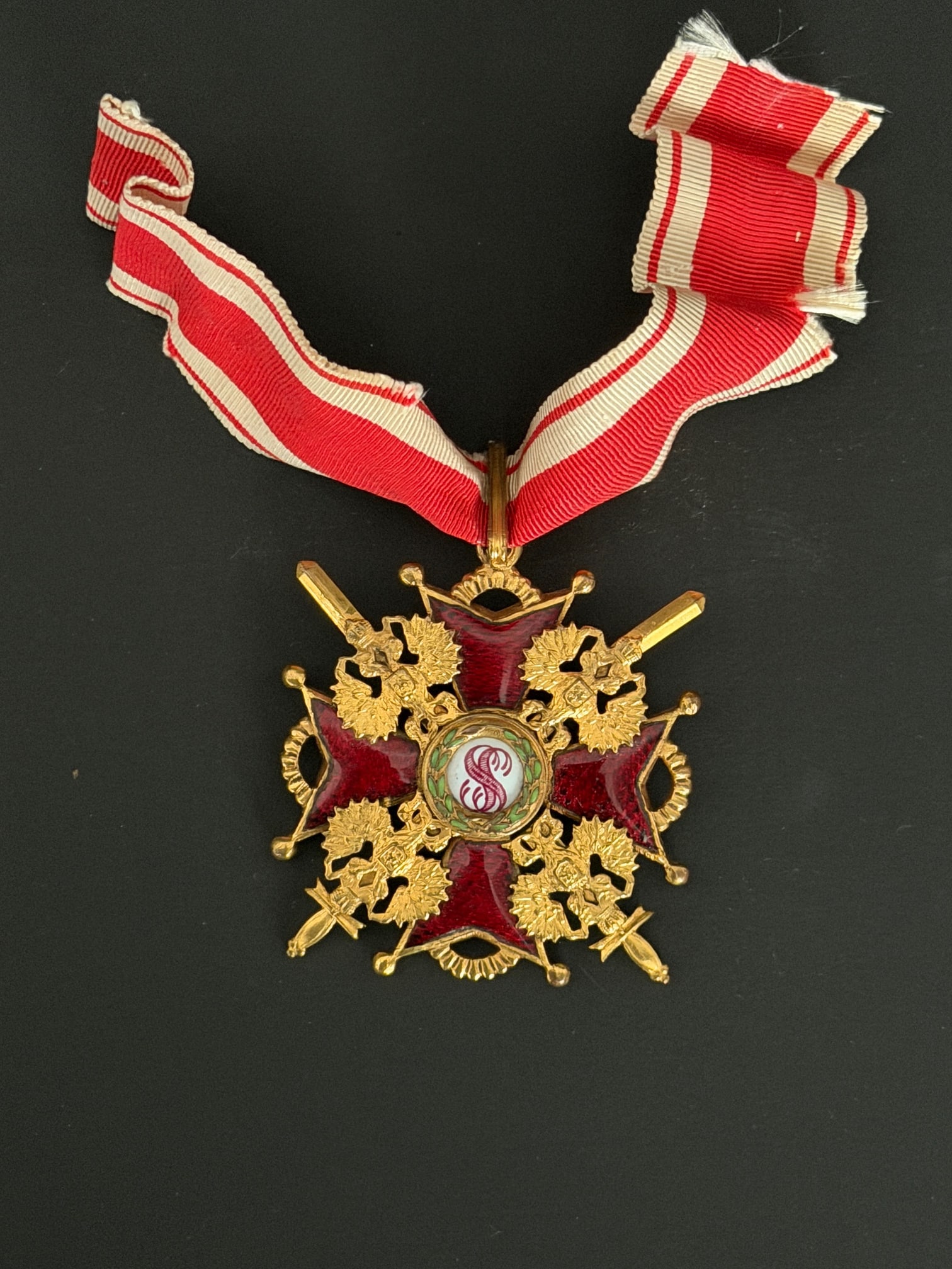 RUSSIE IMPERIALE. IMPERIAL RUSSIA: Croix de l ordre de Saint Stanislas de 2eme classe a titre militaire mesurant env. 48 x 48 mm telle que decernee a partir de 1916 apres la requisition de tous les metaux precieux et dans le modele imp