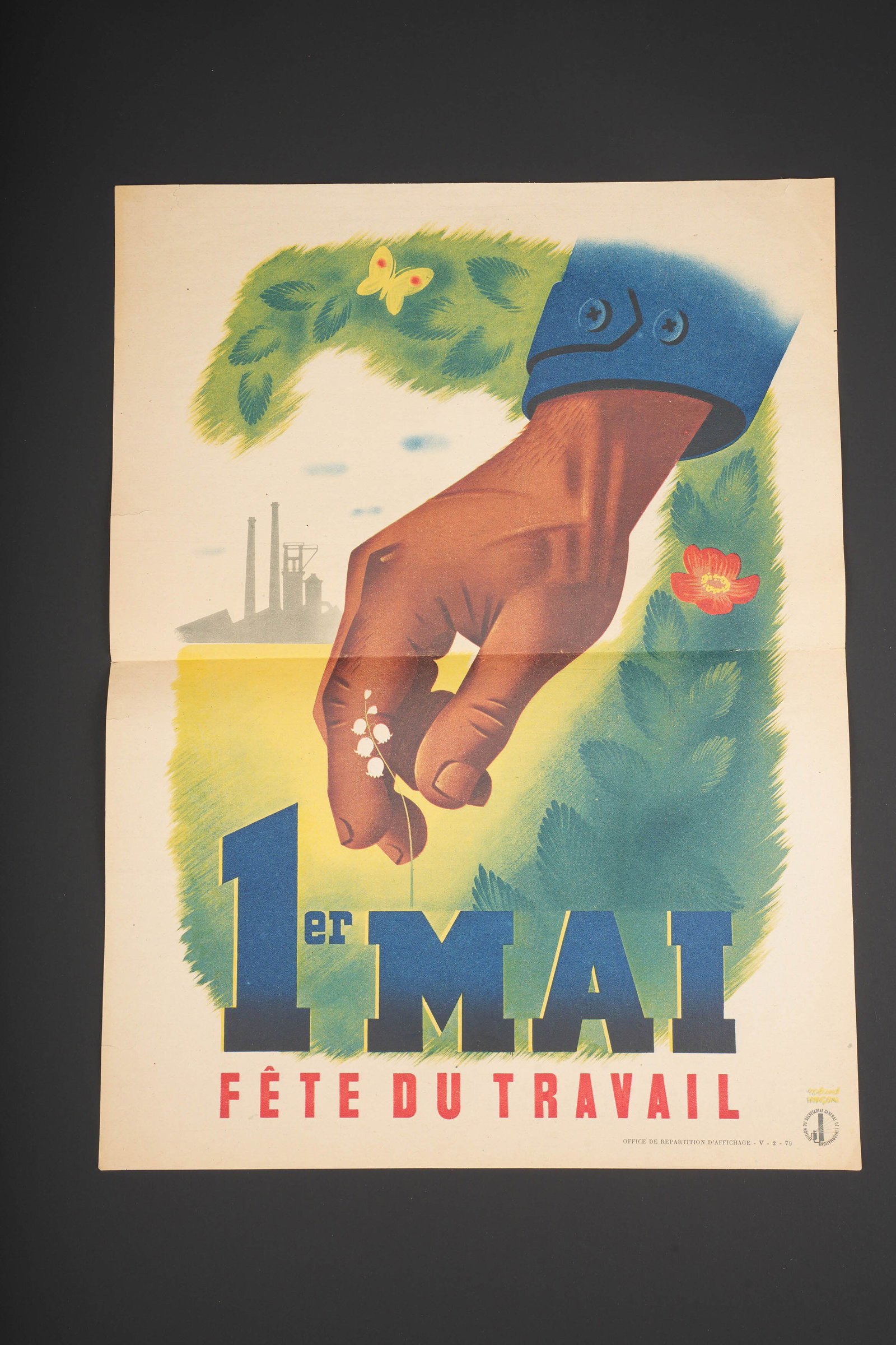 Affiche du 1er mai. May Day Poster: Affiche du 1er mai. En papier et en couleur. Texte en francais. Office de repartition d affichage V-2-70. Dimensions 30 x 50 cm. A noter une certaine usure et patine de la piece, ainsi que quelques
