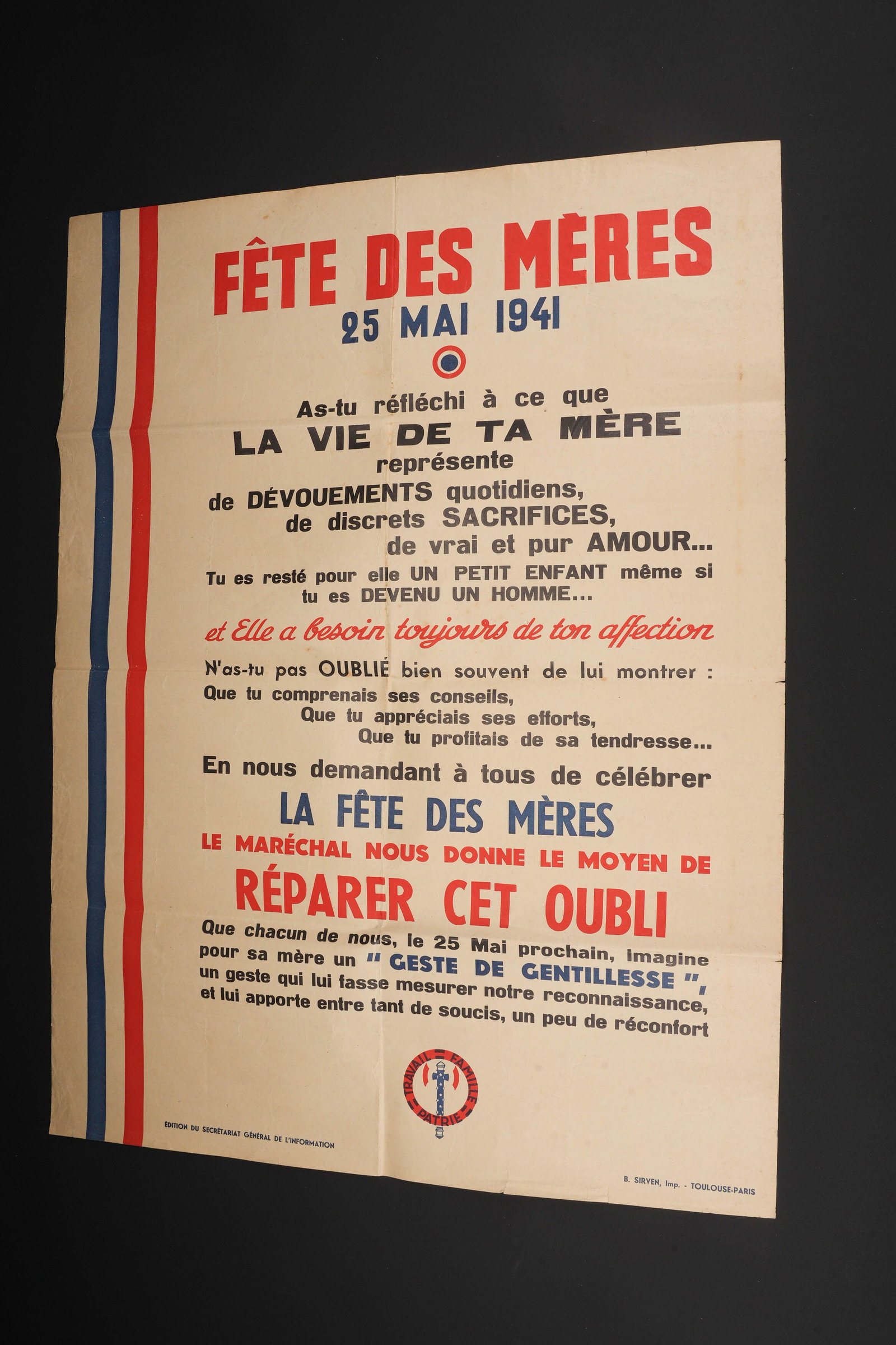 Fete des meres 1941. Mother?s Day 1941.: Fete des Meres 1941. Affiche en papier et en couleur. Texte en francais. Editions du secretariat General de l information. B Sirven Imp Toulouse Paris. Dimensions 60 x 90 cm. A noter une certaine