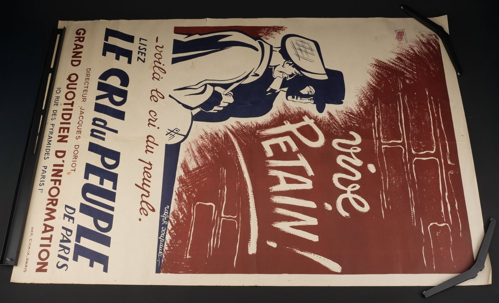 Affiche le Cri du Peuple. Le Cri du Peuple poster.: Affiche le Cri du Peuple. Affiche en papier et en couleur. Texte en francais. Design de Ralph Doupault. Grand quotidien d information, directeur Jacques Doriot. Imp Chaix Paris. Dimensions 100 x 135 c