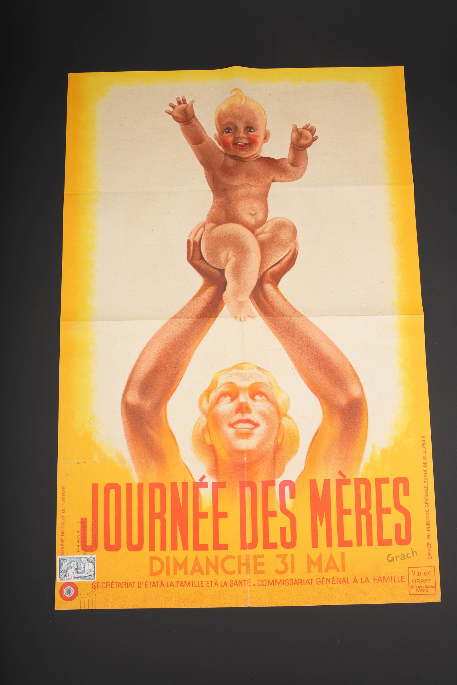 Mother day.: Journee des meres. Affiche en papier et en couleur. Dessin de Grach. Timbre colle au niveau du coin inferieur gauche. VII 62 Oraff Paris. Dimensions 45 x 60 cm. A noter une certaine usure et patine