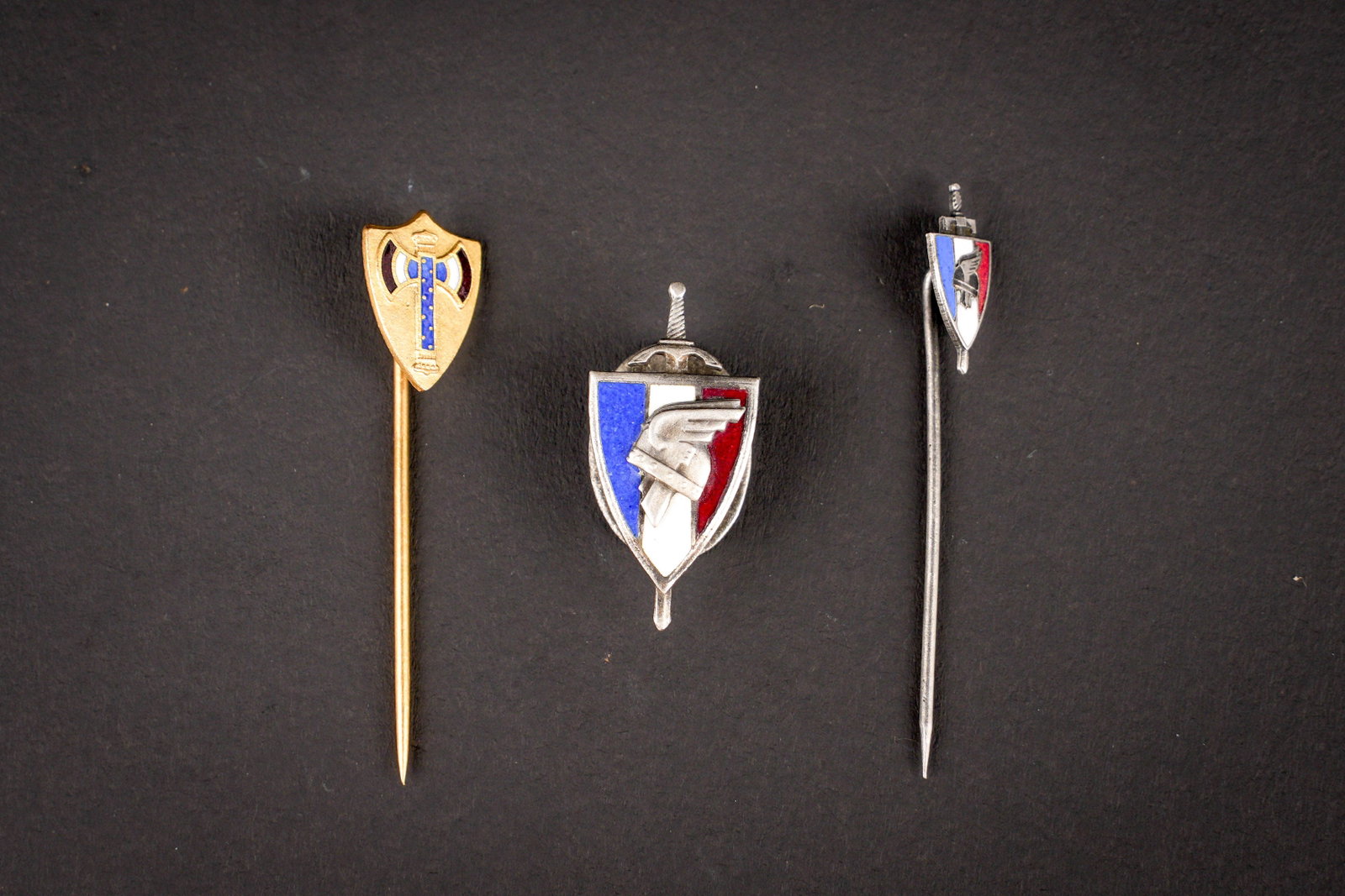 Insignes de la collaboration francaise. French collaboration insignia.: Insignes de la collaboration francaise. Comprenant une epinglette de la LFC. Une epinglette avec une francisque. Une boutonniere en metal emaillee de la LFC, fabrication J DECAT ABrest Vichy. A noter