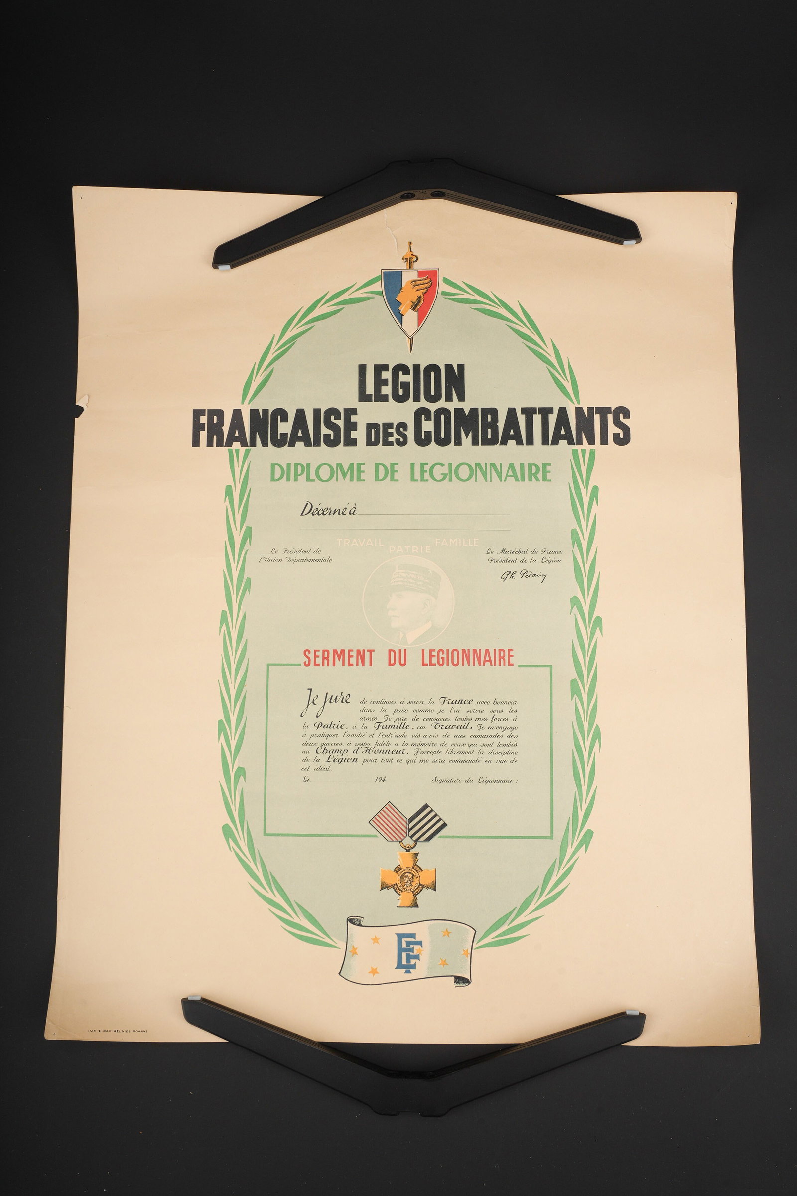 Diplome LFC. French Legion Diploma: Diplome de la Legion Francaise des Combattants. En papier cartonne. En couleur. Vierge. Dimensions 45 x 60 cm. A noter une certaine usure et patine de la piece, ainsi que quelques taches, dechirures,