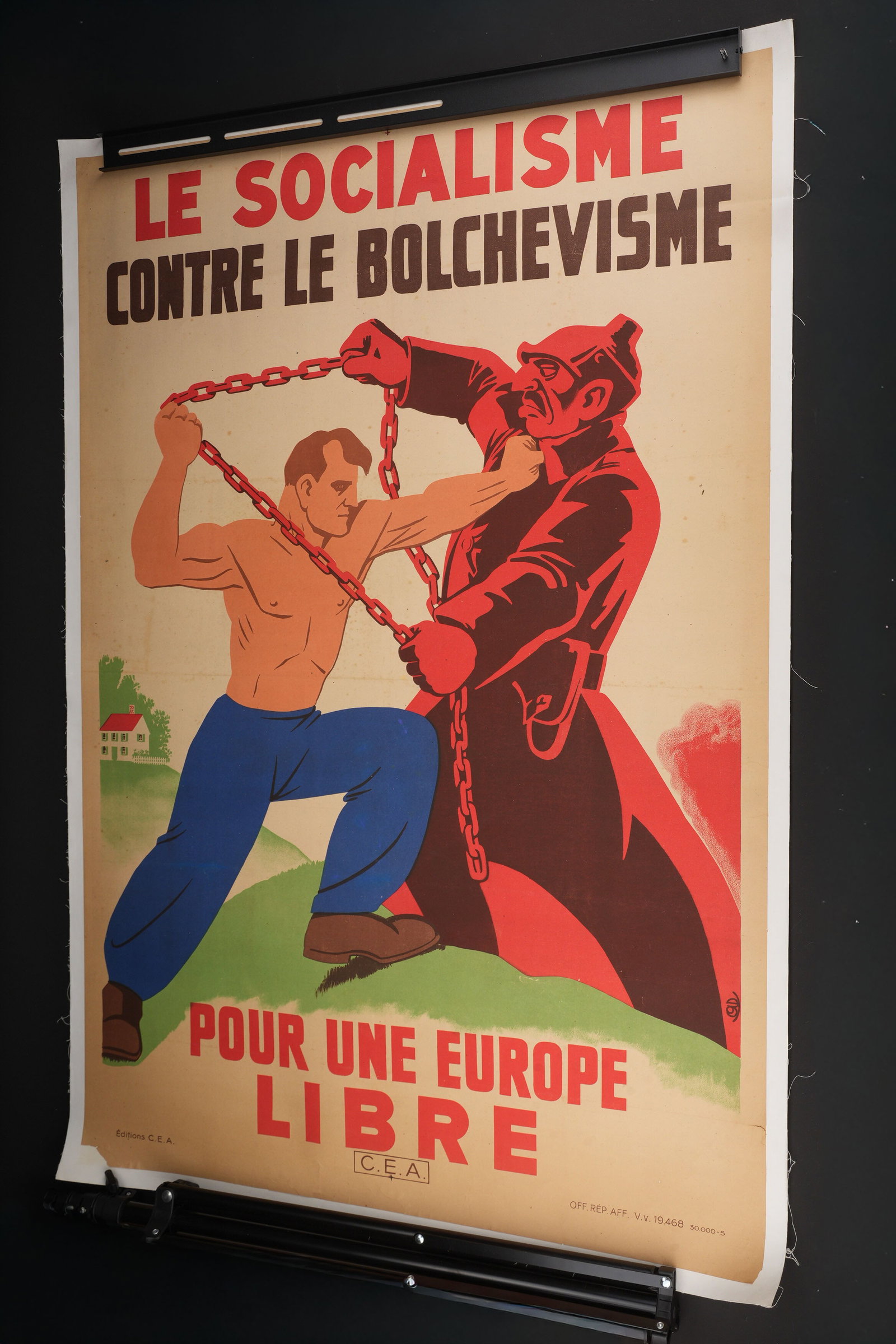 Le socialisme contre le bolchevisme. Socialism against Bolshevism.: Le socialisme contre le bolchevisme. Affiche en papier et en couleur. Entoile. Texte en francais. Edition CEA. OFF REP AFF V V 19 468 30 000-5. Dimensions 80 x 120 cm. A noter une certaine usure et