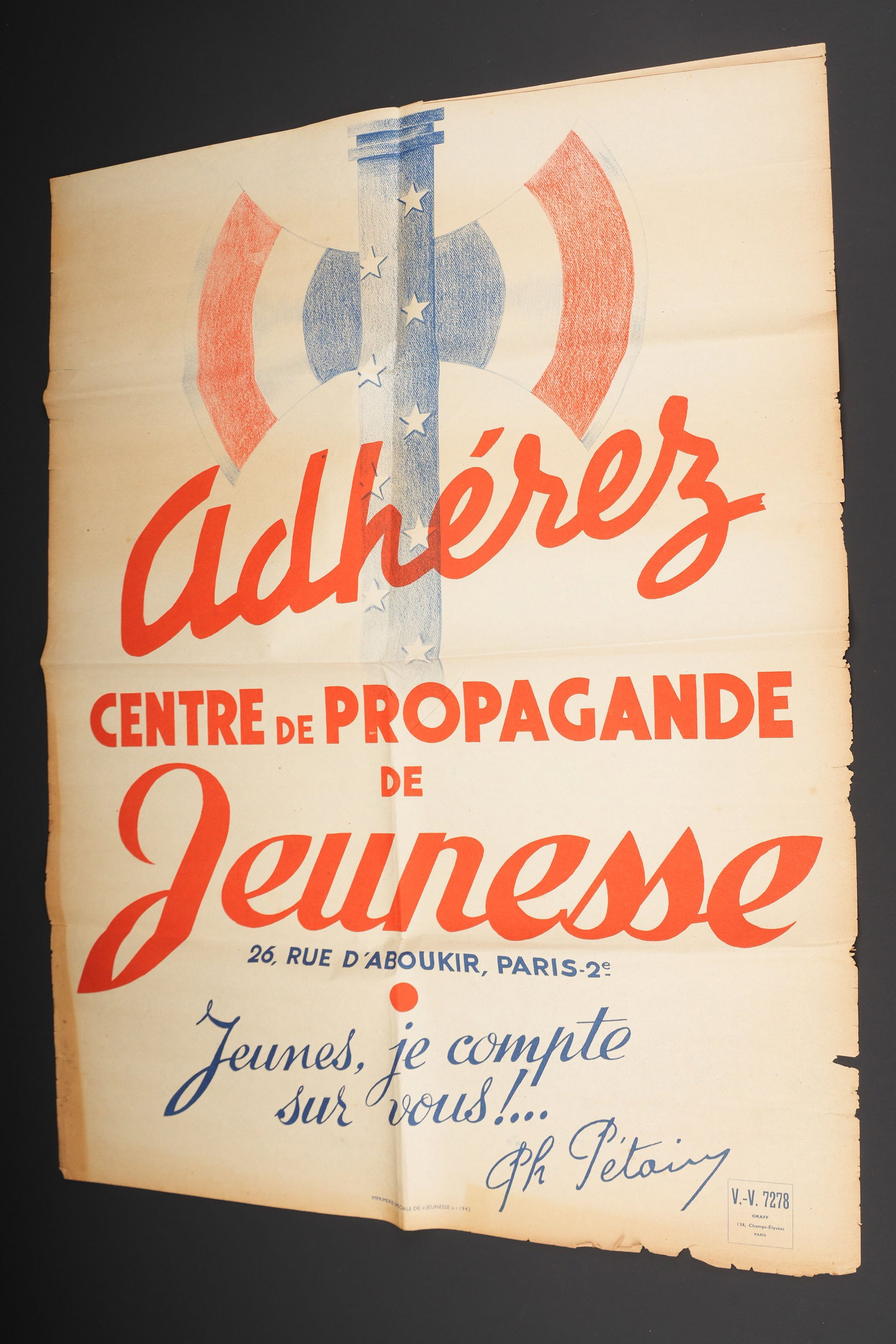 Centre de propagande de Jeunesse. Youth Propaganda Center.: Centre de propagande de Jeunesse. En papier et en couleur. Texte en francais. Imprimerie speciale de jeunesse 942. V V 7278 Oraff. Dimensions 70 x 100 cm. A noter une certaine usure et patine de la