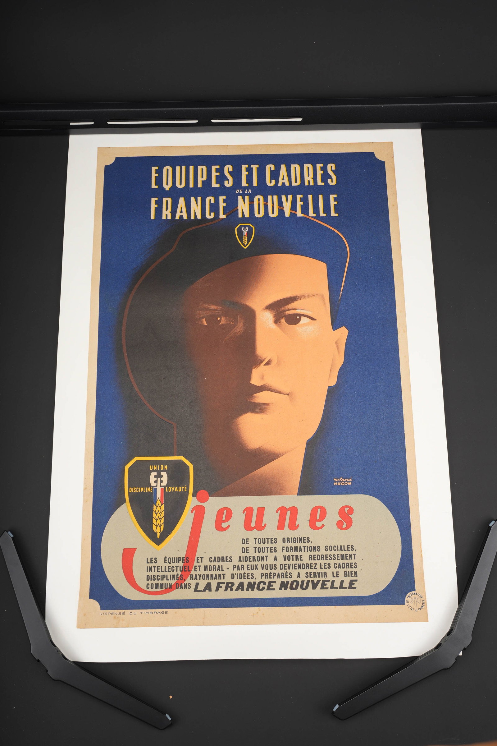Equipes et cadets de la France Nouvelle. Teams and cadets of the New France.: Equipes et cadets de la France Nouvelle. Entoilee. Affiche en couleur. Dessin de Roland Hugon. Tampon de l information de l Etat Francais. Dimensions 60 x 45 cm. A noter une certaine usure et patine d