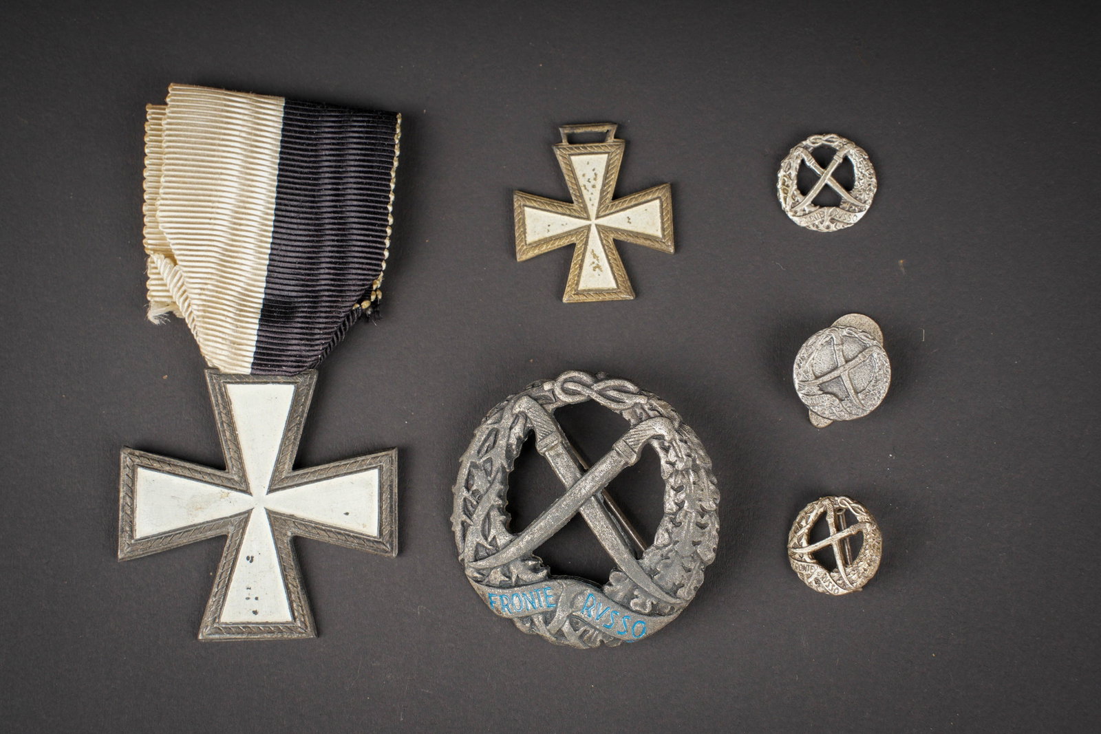 Medailles italienne. Italian medals.: Lot comprenant une croix du corps expeditionnaire italien en Russie, le CSIR, avec son ruban et sa reduction, sans ruban. On y joint l?insigne du front russe et trois reductions. A noter une certaine 