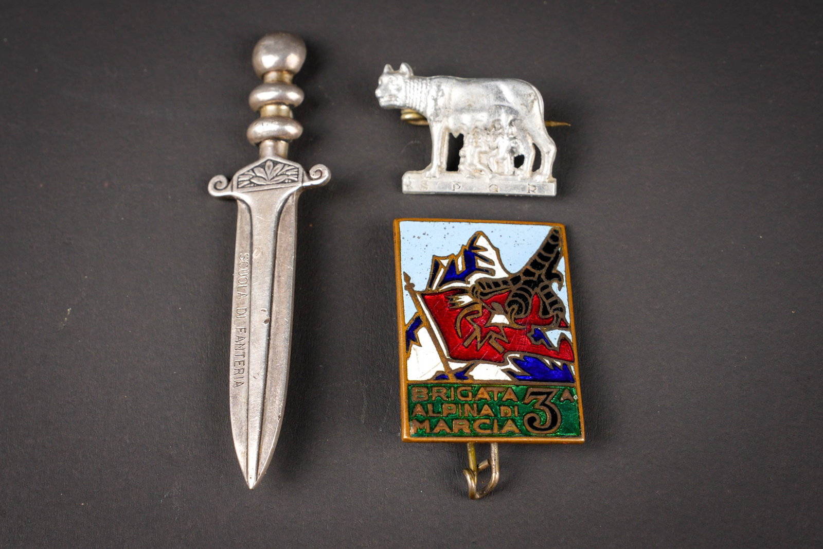 Insignes italien. Italian insignia.: Lot de trois insignes, un de l academie militaire d infanterie, un de la division d infanterie Roma, un de la 3eme brigade alpine sur le front russe. A noter une certaine usure et patine de la piece. 