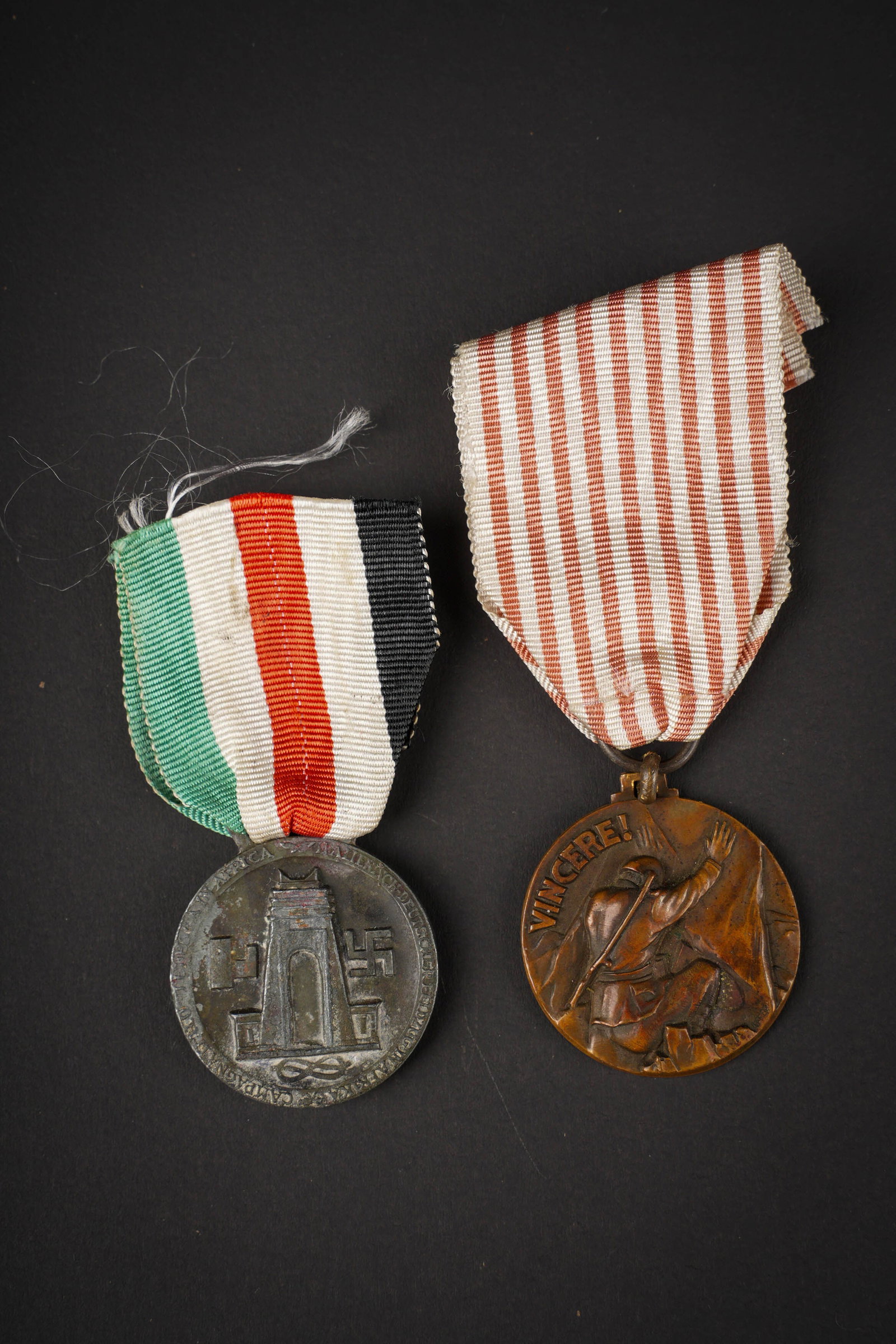 Medailles italienne. Italian Medals: Lot de deux medailles avec leurs rubans, l?une pour la campagne de France en juin 1940 et l?autre pour la campagne italo-allemande pour l?Afrique. A noter une certaine usure et patine des pieces. Etat