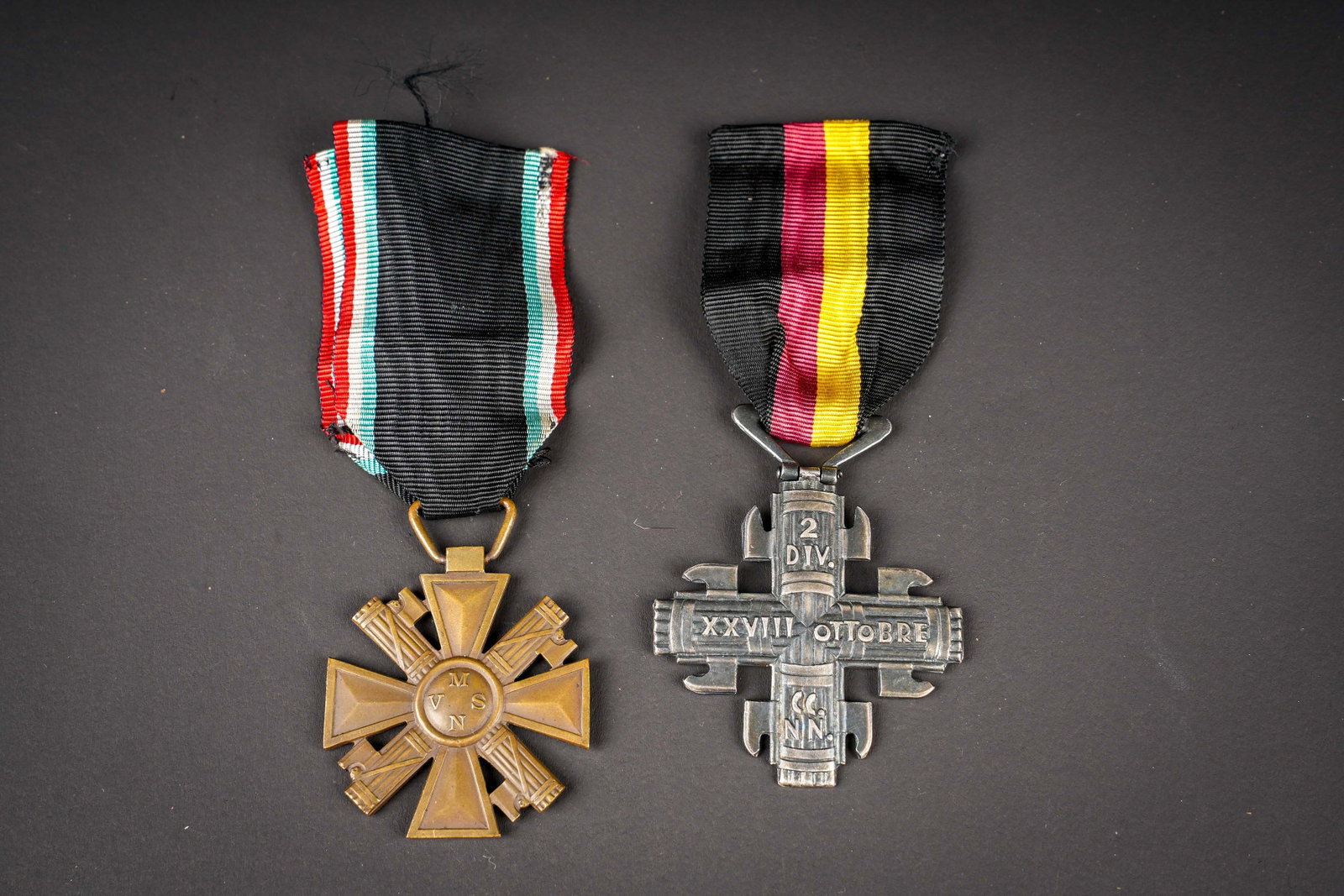 Medailles italienne. Italian Medals: Lot de deux croix de la MVSN avec leurs rubans, l?une pour 10 ans d?anciennete dans la milice, l?autre pour la 2eme division de chemises noires 28 octobre pour la campagne d Afrique orientale. A noter